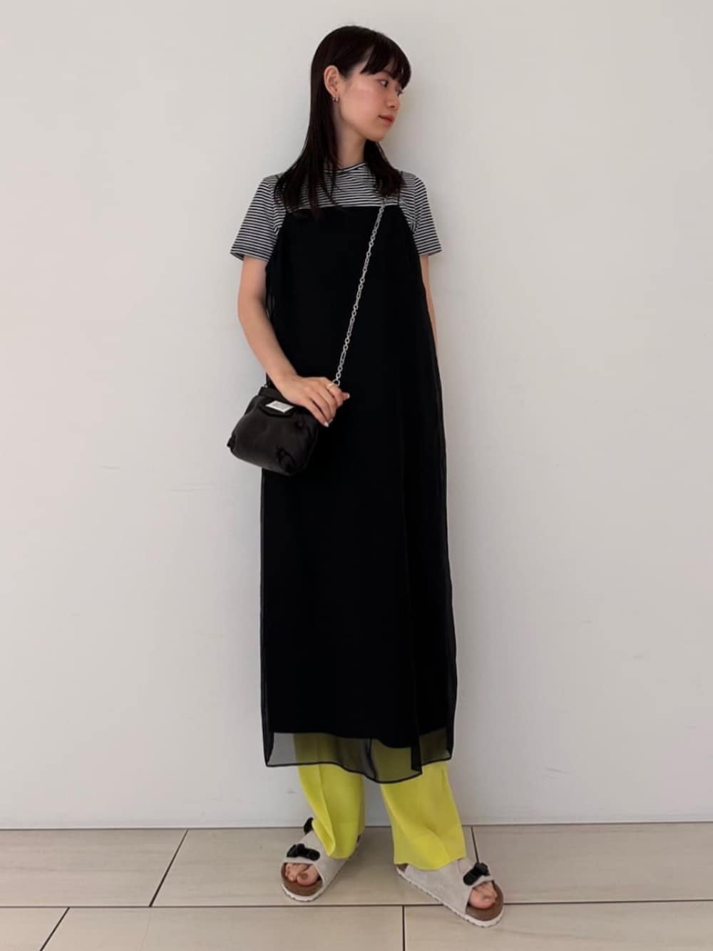 「TOMORROWLAND、トゥモローランド、Edition、Maison Margiela、birkenstock、オーガンジー、オーガンジーワンピース、キャミワンピ、カラーパンツ、イエロー、ボーダーTシャツ、大人カジュアル」｜「EDITIONのバックサテンジョーゼット スラックス（スラックス、オレンジ系）」を使った、Yonemitsu_TOMORROWLANDさん（レディース・166cm）の夏コーディネートの1枚目の写真