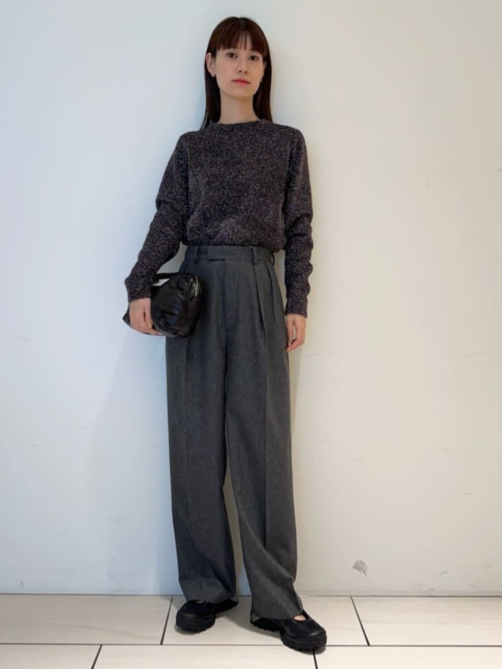 「TOMORROWLAND、トゥモローランド、Edition、Maison Margiela、ラメニット、スラックス、ワイドパンツ、ワントーンコーデ、大人カジュアル」｜「EDITIONの【WEB先行予約】グリッターニット クルーネックプルオーバー（ニット/セーター、シルバー系）」を使った、Yonemitsu_TOMORROWLANDさん（レディース・166cm）の秋コーディネートの1枚目の写真