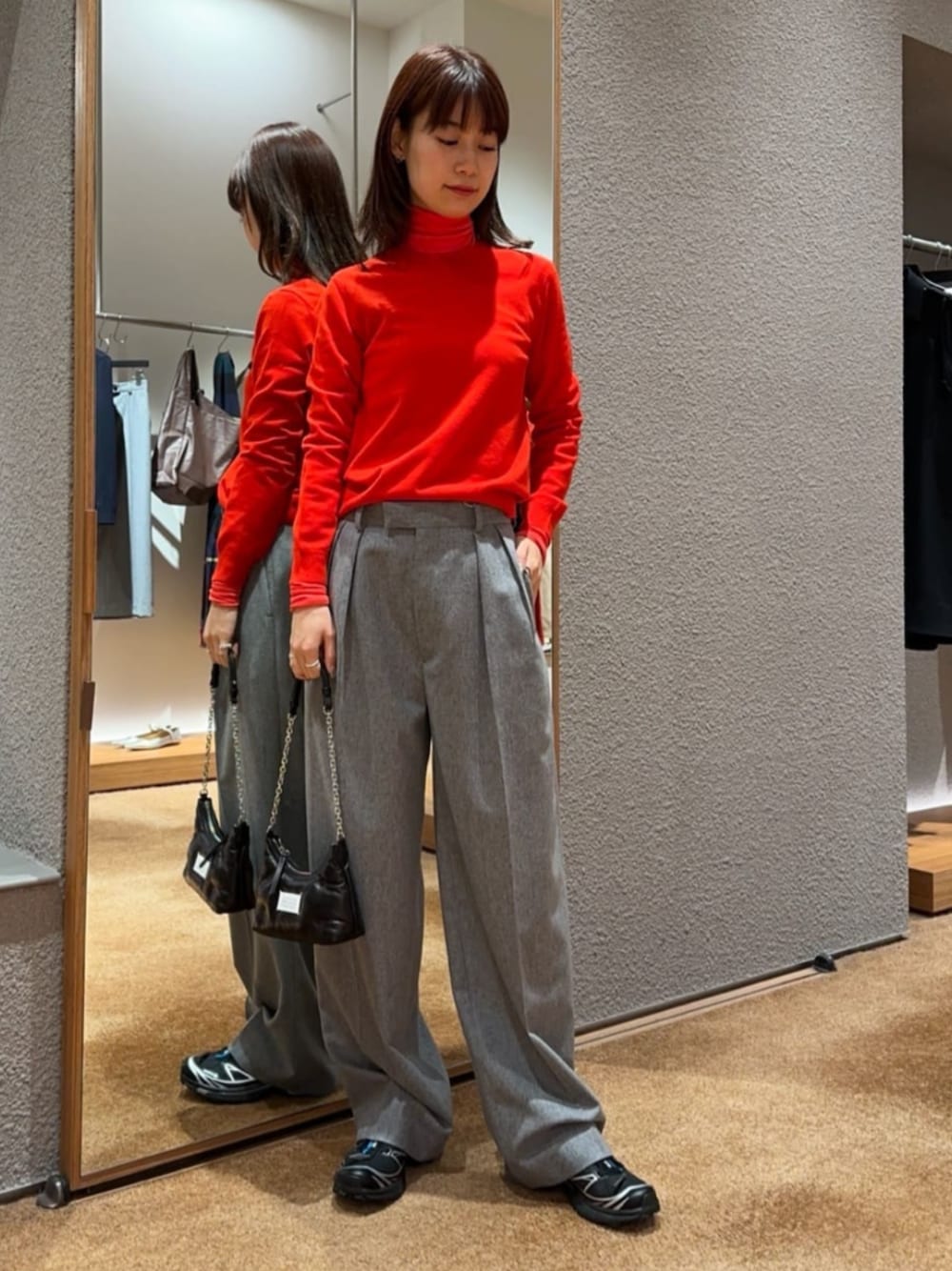 「TOMORROWLAND、トゥモローランド、Edition、SALOMON、Maison Margiela、レッド、レイヤードスタイル、タックパンツ、スラックス」｜「EDITIONのエクストラファインウール クルーネックプルオーバー（ニット/セーター、レッド系）」を使った、Yonemitsu_TOMORROWLANDさん（レディース・166cm）の冬コーディネートの1枚目の写真