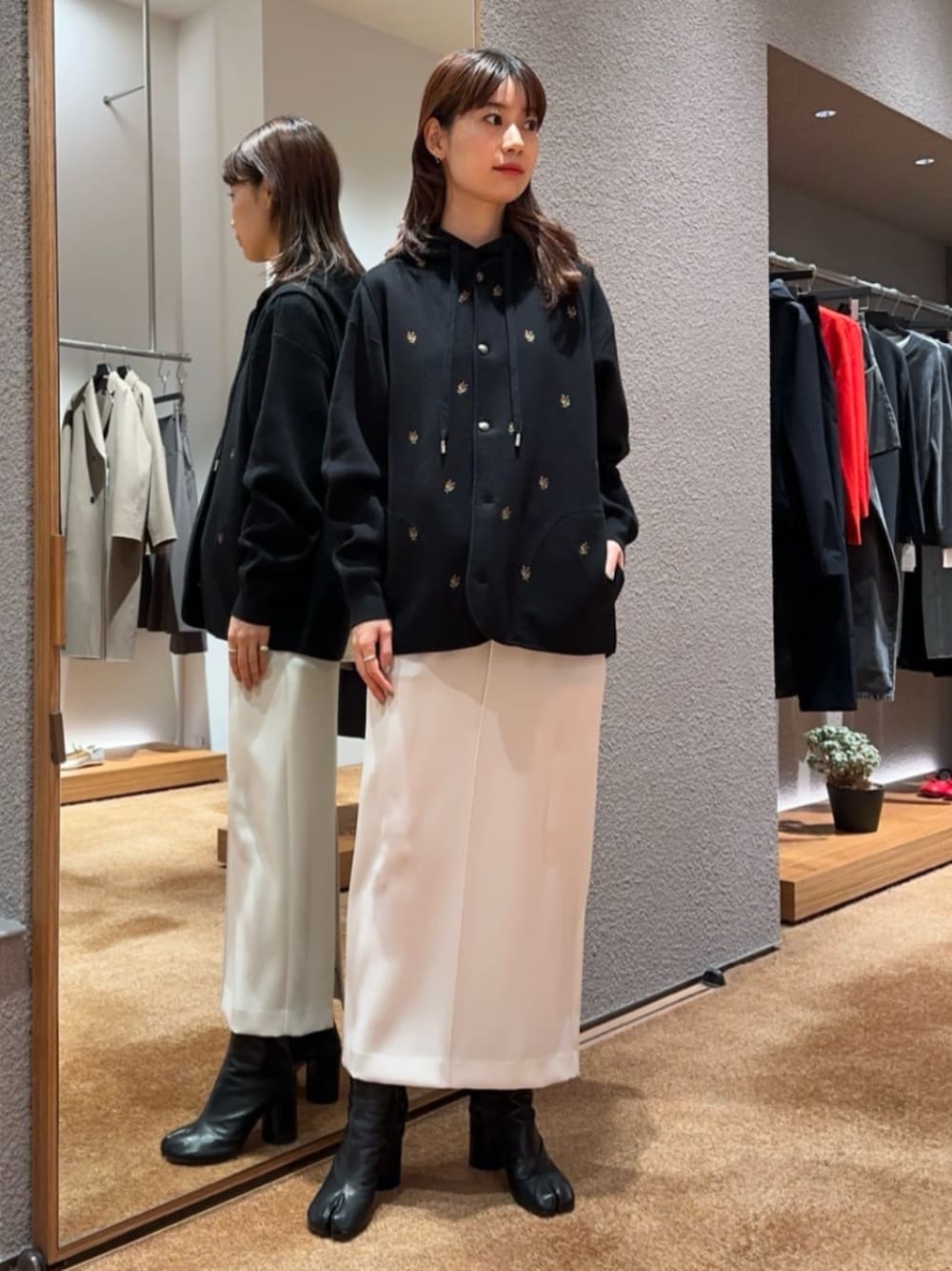 「TOMORROWLAND、トゥモローランド、caban、Edition、Maison Margiela、フーディー、パーカー、ユニセックス、エンブロイダリー、ベスト、ロングスカート、モノトーン、大人カジュアル」｜「cabanのCABaN コットンカシミヤ パーカ（ニット/セーター、ブラック系）」を使った、Yonemitsu_TOMORROWLANDさん（レディース・166cm）の冬コーディネートの1枚目の写真