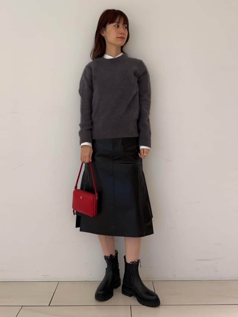 「TOMORROWLAND、トゥモローランド、Edition、sergio rossi、courrèges、クルーネックニット、エコレザー、レザースカート、モノトーン、タイ付きシャツ、大人カジュアル」｜「EDITIONのフォックスカシミヤ ニットプルオーバー（ニット/セーター、グレー系）」を使った、Yonemitsu_TOMORROWLANDさん（レディース・166cm）の秋コーディネートの1枚目の写真