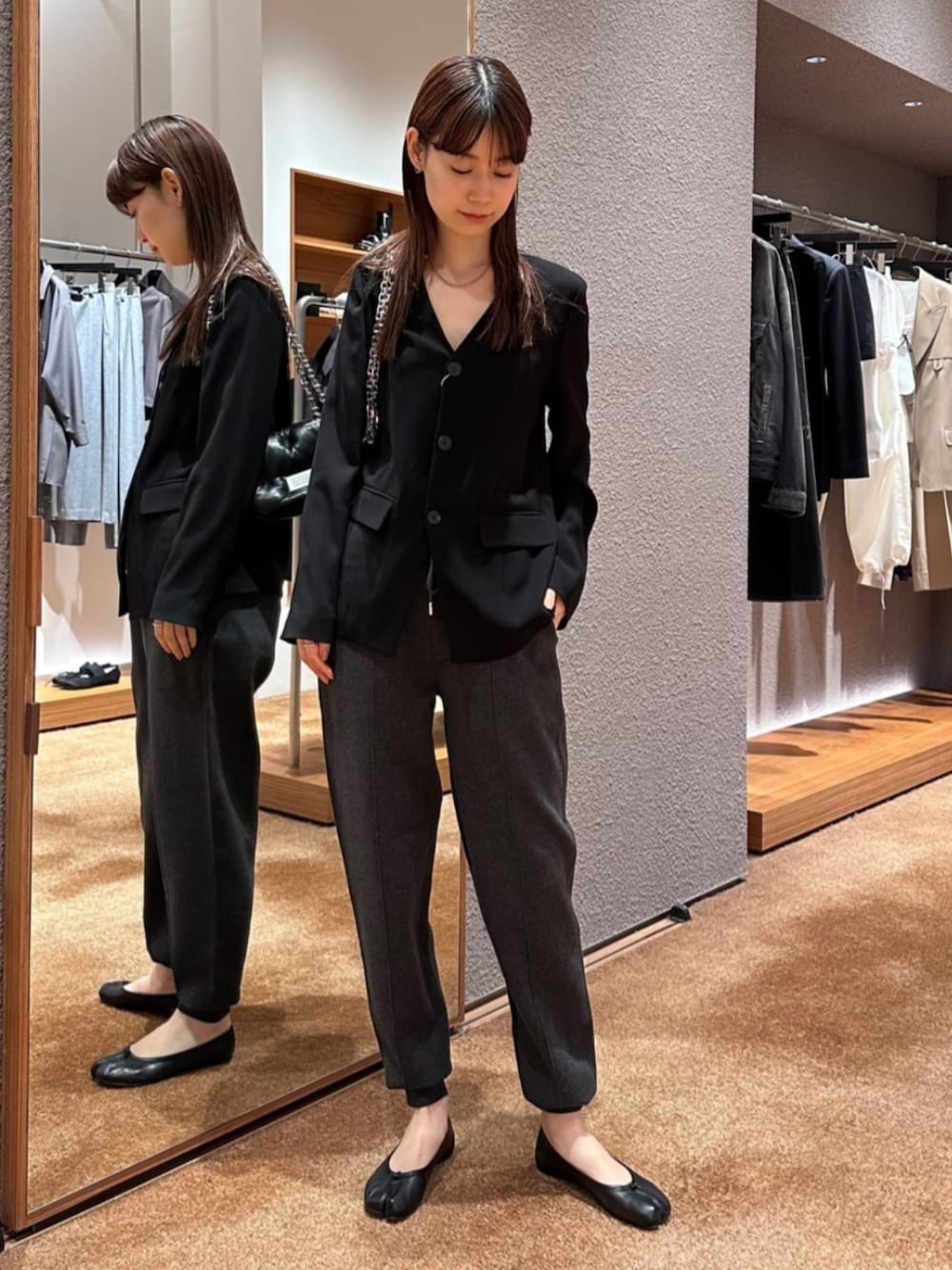 「TOMORROWLAND、トゥモローランド、Edition、Maison Margiela、caban、ユニセックス、スウェットパンツ、ノーカラージャケット、リラックススタイル、デイリーカジュアル、モノトーン、大人カジュアル」｜「EDITIONのバックサテンジョーゼット ノーカラージャケット（ノーカラージャケット、ブラック系）」を使った、Yonemitsu_TOMORROWLANDさん（レディース・166cm）の冬コーディネートの1枚目の写真