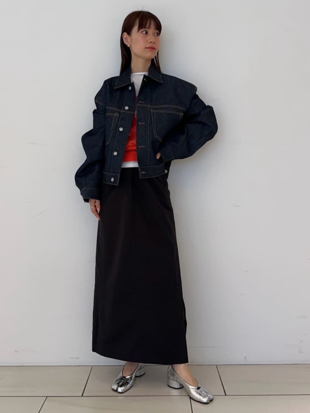 「TOMORROWLAND、トゥモローランド、Edition、AcneStudios、デニムジャケット、スリットスカート、ロングスカート、ニットキャミソール、ニットベスト、オレンジ、大人カジュアル」｜「EDITIONの【WEB先行予約】ベビーアルパカ ニットキャミソール（ベスト、オレンジ系）」を使った、Yonemitsu_TOMORROWLANDさん（レディース・166cm）の秋コーディネートの1枚目の写真