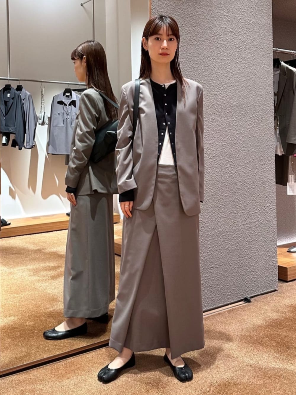 「TOMORROWLAND、トゥモローランド、Edition、Acne Studios、Maison Margiela、ノーカラージャケット、ラップスカート、セットアップ、オケージョン、セレモニー、カーディガン、ロンT」｜「EDITIONのキョウネンフライス クルーネックトップス（Tシャツ/カットソー、ホワイト系）」を使った、Yonemitsu_TOMORROWLANDさん（レディース・166cm）の冬コーディネートの1枚目の写真