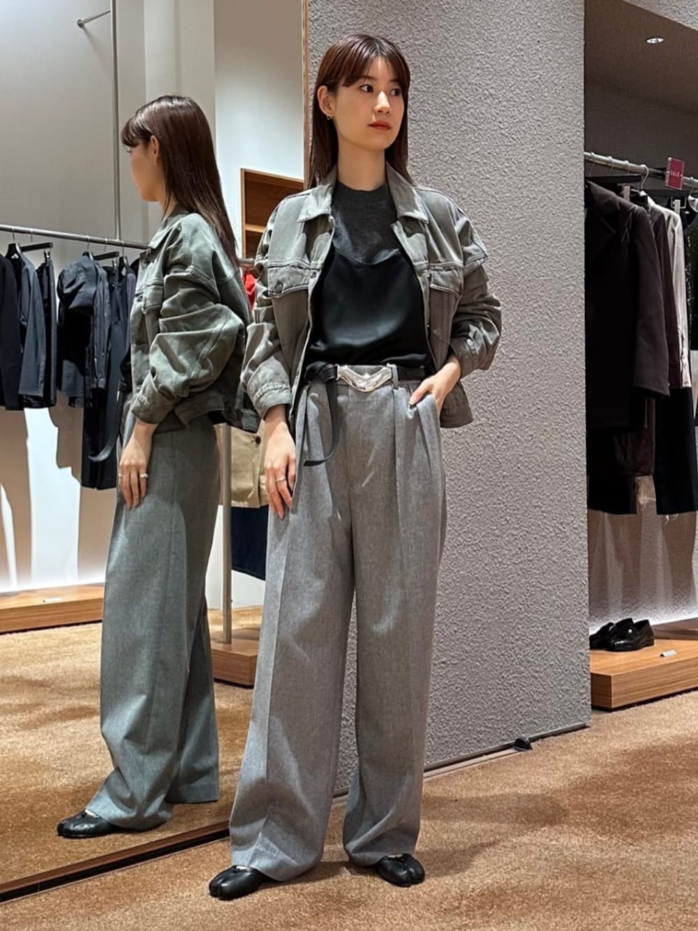 「TOMORROWLAND、トゥモローランド、Edition、Acne Studios、Déhanche、サテンキャミ、キャミソール、スラックス、タックパンツ、レイヤードスタイル、大人カジュアル」｜「EDITIONのポプリンメルトン 2タックワイドスラックス（スラックス、グレー系）」を使った、Yonemitsu_TOMORROWLANDさん（レディース・166cm）の冬コーディネートの1枚目の写真
