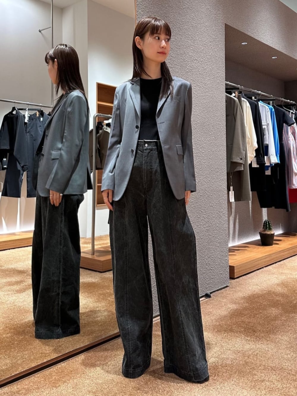 「TOMORROWLAND、トゥモローランド、Edition、HYKE、Maison Margiela、テーラードジャケット、デニム、ブラックデニム、大人カジュアル、モノトーン」｜「EDITIONのゼニアトラベラー テーラードジャケット（テーラードジャケット、グレー系）」を使った、Yonemitsu_TOMORROWLANDさん（レディース・166cm）の冬コーディネートの1枚目の写真