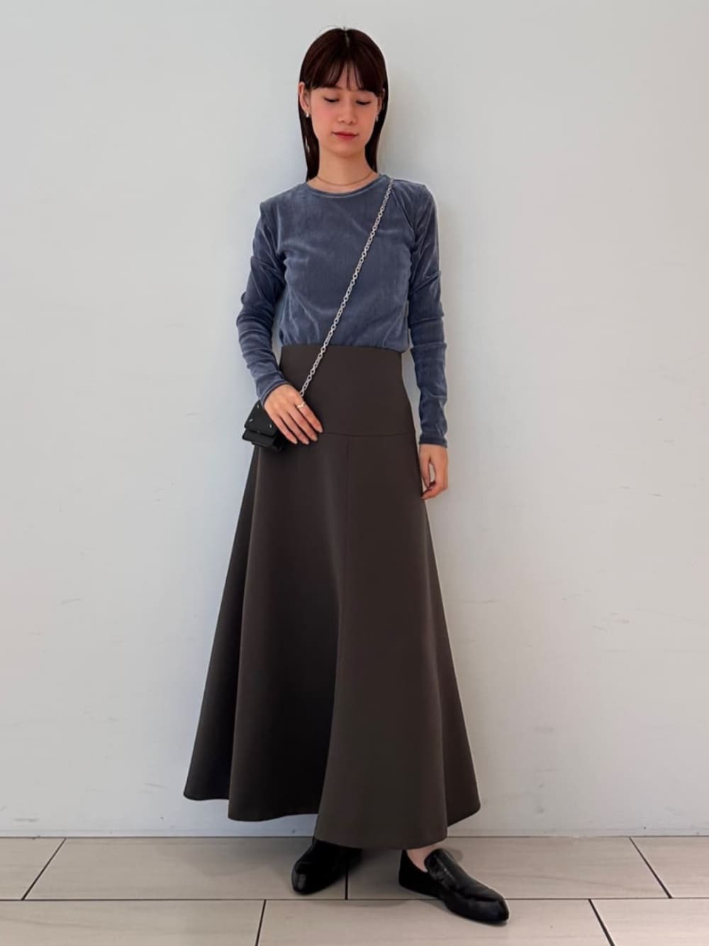 「TOMORROWLAND、トゥモローランド、Edition、Maison Margiela、フレアスカート、チュールトップス、フロッキーチュール、大人カジュアル」｜「EDITIONのフロッキーチュール クルーネックトップス（Tシャツ/カットソー、ブルー系）」を使った、Yonemitsu_TOMORROWLANDさん（レディース・166cm）の秋コーディネートの1枚目の写真