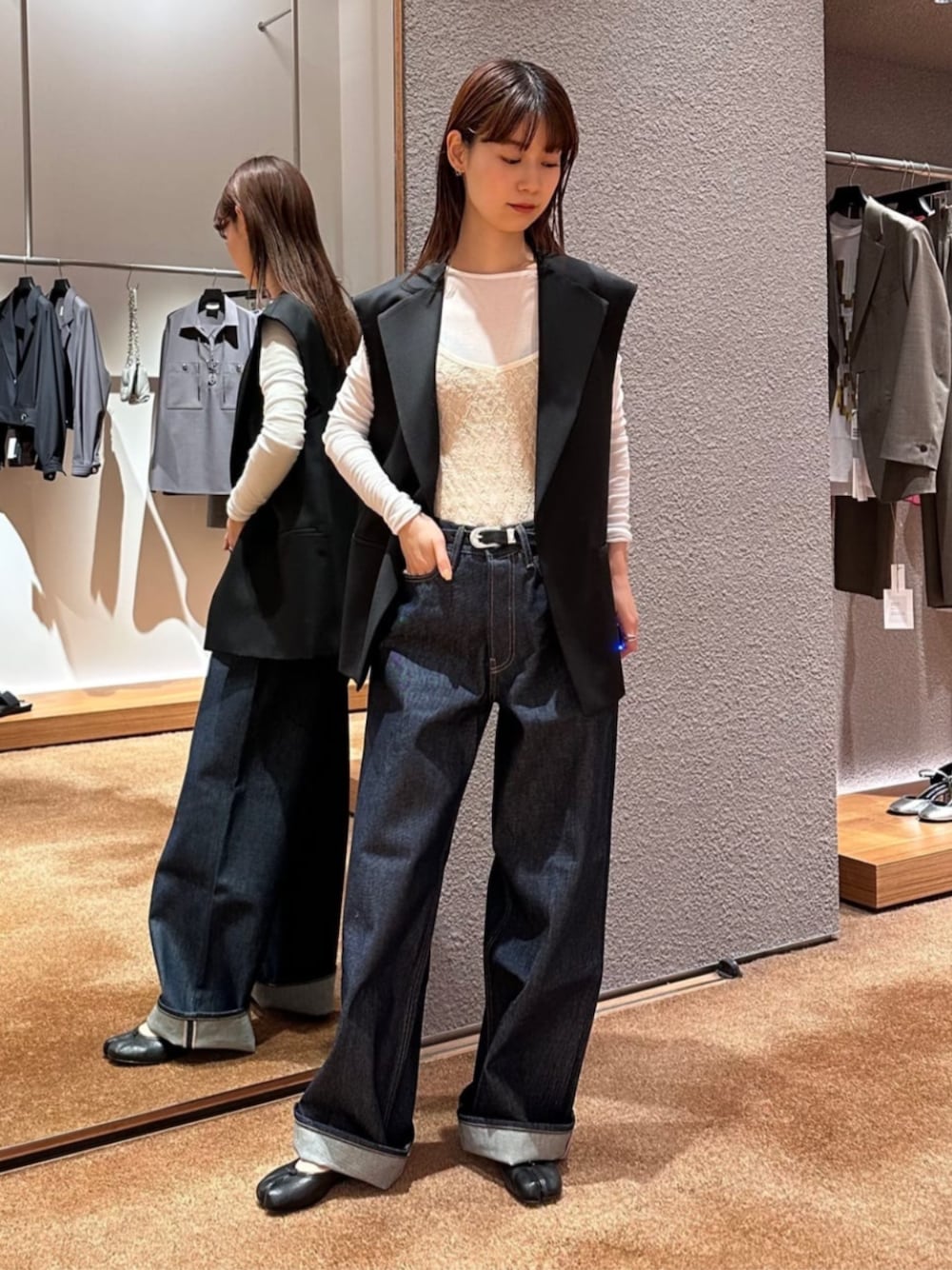 「TOMORROWLAND、トゥモローランド、Edition、AcneStudios、Maison Margiela、SIMONE WILD、ジレ、キャミソール、ビスチェ、デニム、大人カジュアル」｜「EDITIONのウールシャンブレー ワイドラペルジレ（ベスト、ブラック系）」を使った、Yonemitsu_TOMORROWLANDさん（レディース・166cm）の冬コーディネートの1枚目の写真