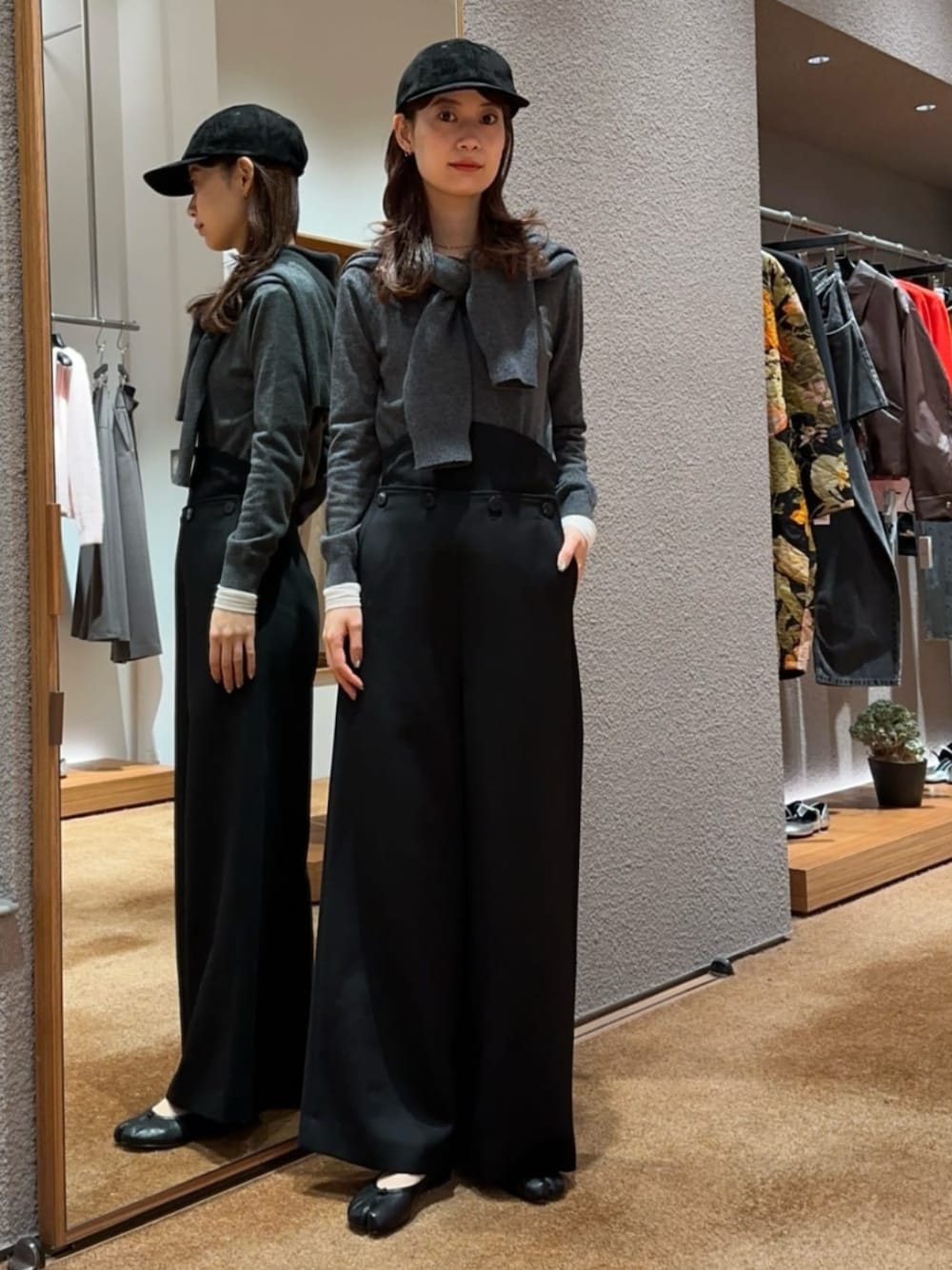 「TOMORROWLAND、トゥモローランド、Edition、Maison Margiela、KIJIMA TAKAYUKI、アンサンブル、カーディガン、クルーネックニット、シアートップス、ハイウエストパンツ、マリンパンツ、モノトーン、大人カジュアル」｜「EDITIONのウールサテン ハイウエストマリンパンツ（その他パンツ、ブラック系）」を使った、Yonemitsu_TOMORROWLANDさん（レディース・166cm）の秋コーディネートの1枚目の写真