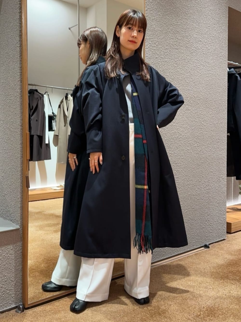 「TOMORROWLAND、トゥモローランド、caban、Edition、MAGNIBERG、Maison Margiela、スタンドカラーコート、オーバーサイズコート、ユニセックス、チェックストール、クルーネックニット、大人カジュアル」｜「EDITIONのピンタック セミワイドスラックス（スラックス、ホワイト系）」を使った、Yonemitsu_TOMORROWLANDさん（レディース・166cm）の冬コーディネートの1枚目の写真