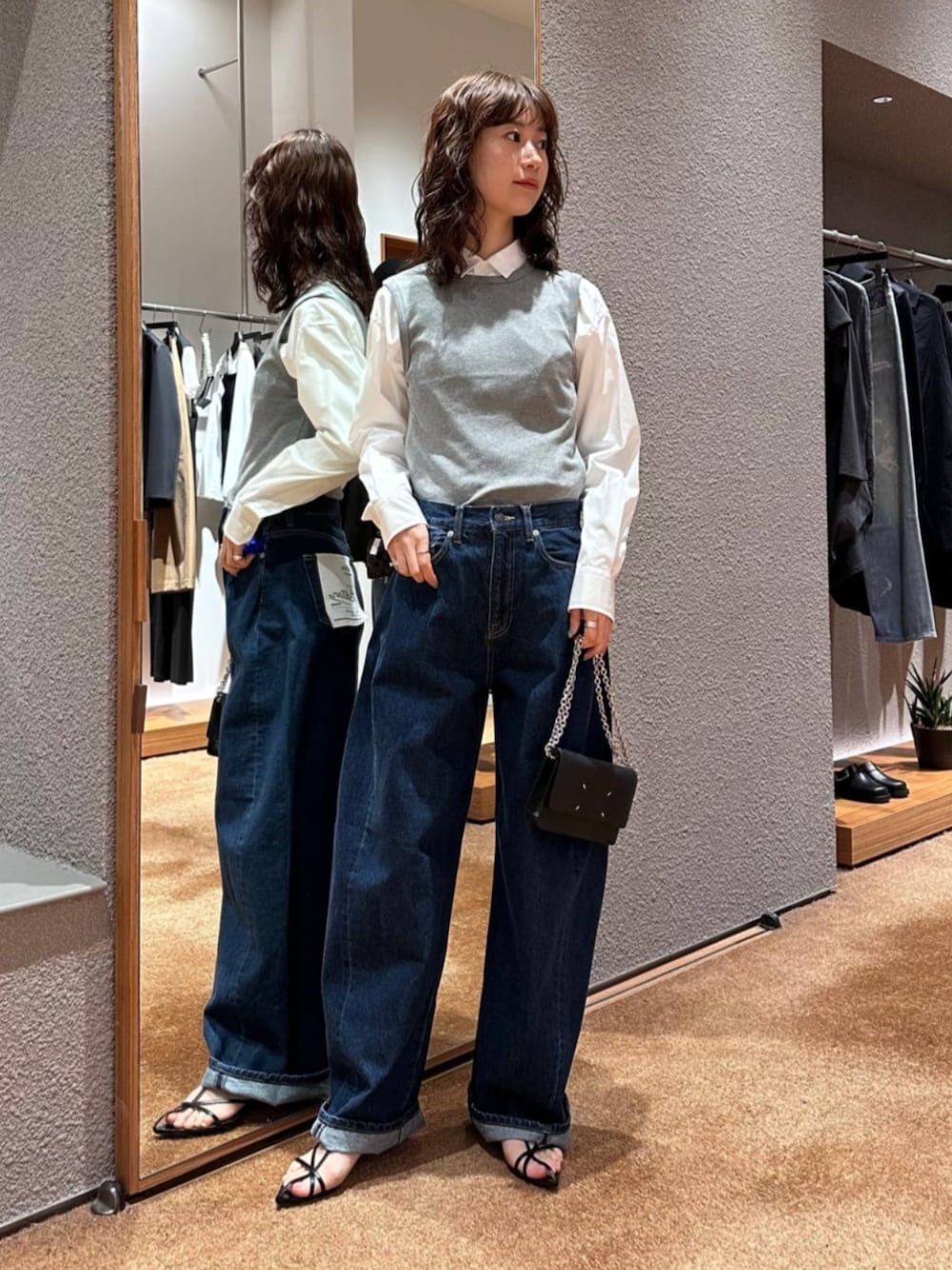 「TOMORROWLAND、トゥモローランド、Edition、Maison Margiela、タイ付きシャツ、ボウタイシャツ、デニム、バルーンデニム、バルーンパンツ、タンクトップ」｜「EDITIONのスーピマコットン スカーフタイブラウス（シャツ/ブラウス、ホワイト系）」を使った、Yonemitsu_TOMORROWLANDさん（レディース・166cm）の春コーディネートの1枚目の写真