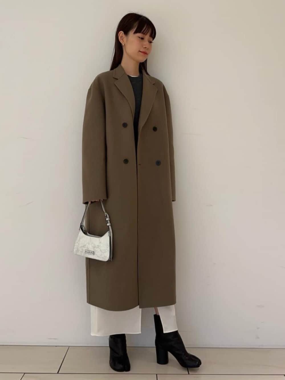 「TOMORROWLAND、トゥモローランド、Edition、Maison Margiela、定番、チェスターコート、クルーネックニット、サテンスカート、タイトスカート、大人カジュアル、ダブルフェイスコート」｜「EDITIONのキョウネンフライス クルーネックプルオーバー（Tシャツ/カットソー、ホワイト系）」を使った、Yonemitsu_TOMORROWLANDさん（レディース・166cm）の秋コーディネートの1枚目の写真