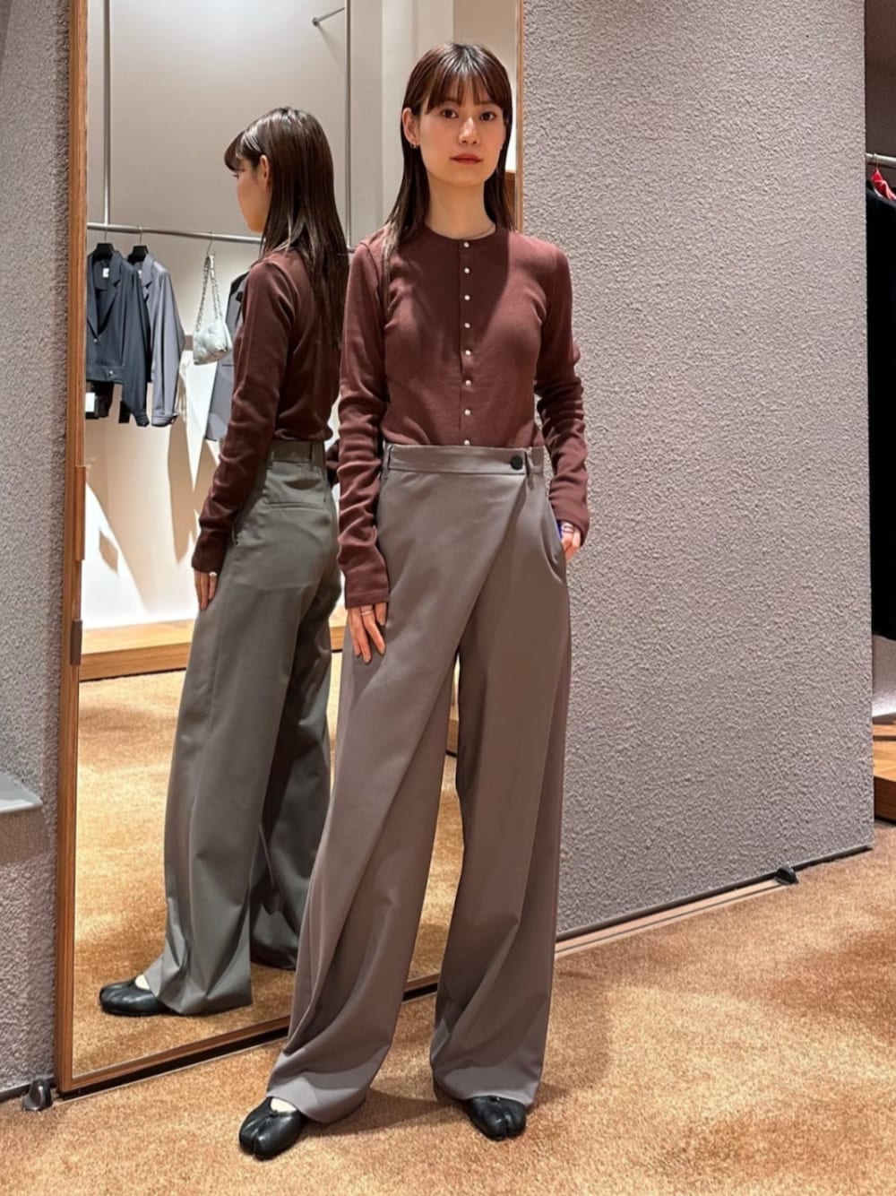「TOMORROWLAND、トゥモローランド、Edition、Maison Margiela、カーディガン、ブラウン、ラップパンツ、大人カジュアル、デイリーカジュアル」｜「EDITIONのコットンフライス カーディガン（カーディガン/ボレロ、ブラウン系）」を使った、Yonemitsu_TOMORROWLANDさん（レディース・166cm）の冬コーディネートの1枚目の写真