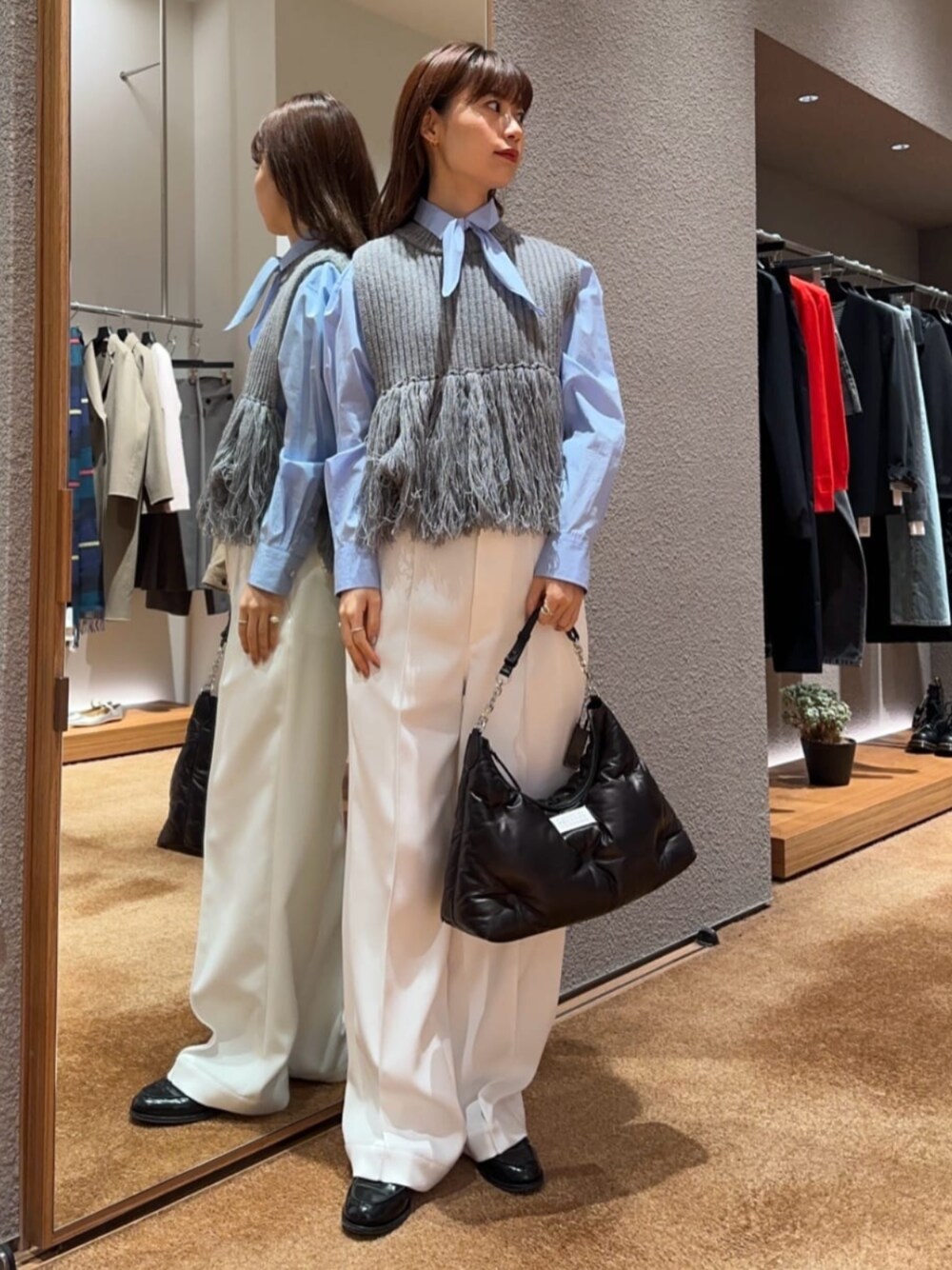 「TOMORROWLAND、トゥモローランド、Edition、HYKE、Maison Margiela、aeyde、タイ付きシャツ、ボウタイシャツ、ニットベスト」｜「EDITIONのスーピマコットン スカーフタイブラウス（シャツ/ブラウス、ブルー系）」を使った、Yonemitsu_TOMORROWLANDさん（レディース・166cm）の冬コーディネートの1枚目の写真
