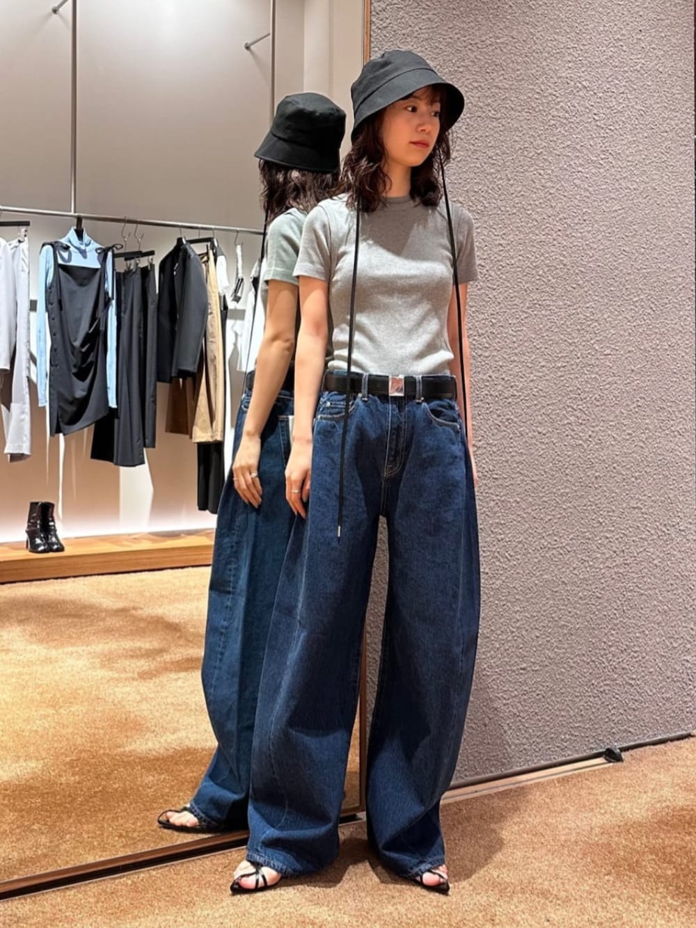 「TOMORROWLAND、トゥモローランド、editoin、Déhanche、jil sander、ENTWURFEIN、Tシャツ、デニム、バルーンパンツ、バルーンデニム、大人カジュアル、デイリーカジュアル」｜「EDITIONのエッセンシャルデニム バルーンパンツ（デニムパンツ、ブルー系）」を使った、Yonemitsu_TOMORROWLANDさん（レディース・166cm）の春コーディネートの1枚目の写真