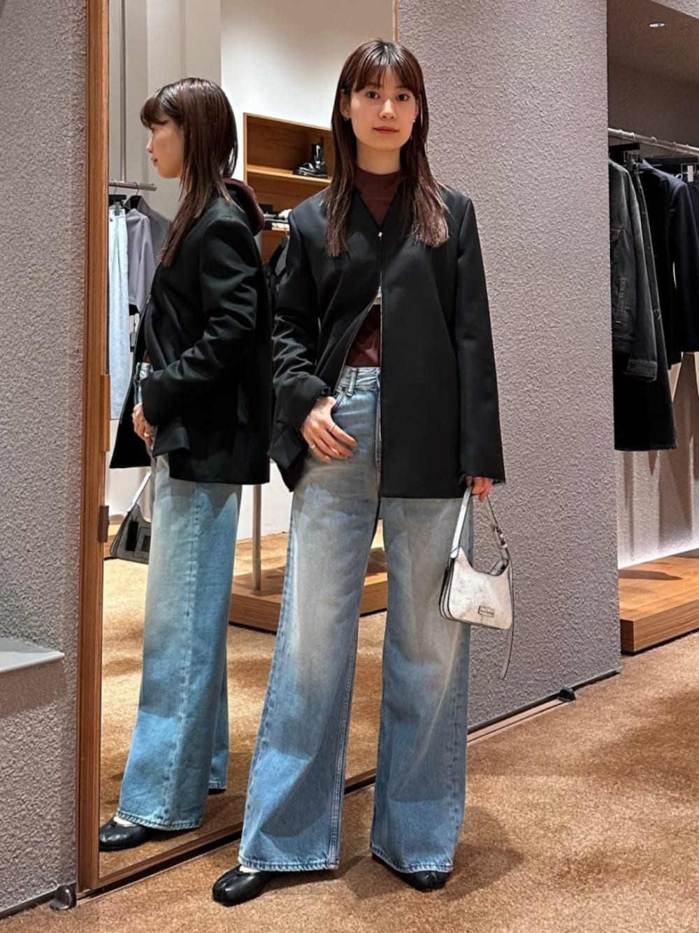 「TOMORROWLAND、トゥモローランド、Edition、AcneStudios、Maison Margiela、デニム、フーディー、ジャケットスタイル、ジャケット、ジップジャケット、大人カジュアル、ブラウン」｜「EDITIONのウールシャンブレー ジップジャケット（ノーカラージャケット、ブラック系）」を使った、Yonemitsu_TOMORROWLANDさん（レディース・166cm）の冬コーディネートの1枚目の写真
