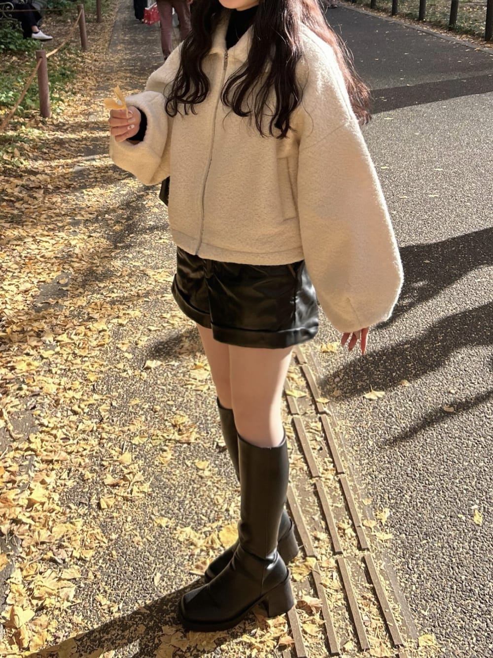 「休日コーデ、シンプル、低身長コーデ、ホワイト、ロングブーツ、ショートパンツ、レザーパンツ、ボア、プチプラ」｜「RETRO GIRLのアイテム（ジャケット/アウター、ホワイト系）」を使った、hinaさん（レディース・152cm）の冬コーディネートの1枚目の写真
