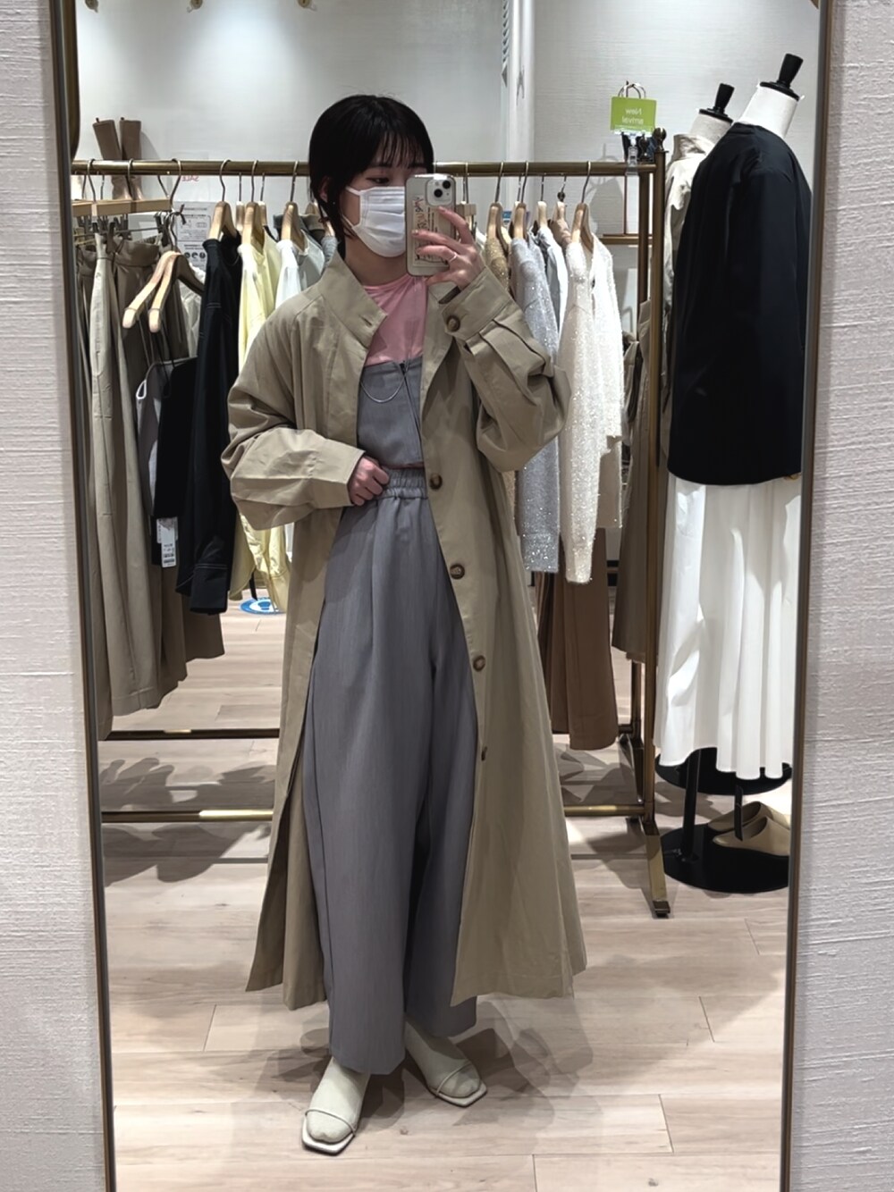 「シンプルスタイル、着回しコーデ、オトナ女子、春服コーデ、休日コーデ、シンプル、モノトーンコーデ、オトナカワイイ、キレイめ、カラーコーデ、トレンチコート、春、春アウター、サンダル、モード」｜「OmekashiのシアークルーロングTシャツ（Tシャツ/カットソー、ピンク系）」を使った、yuka tsudaさん（レディース・160cm）の冬コーディネートの1枚目の写真