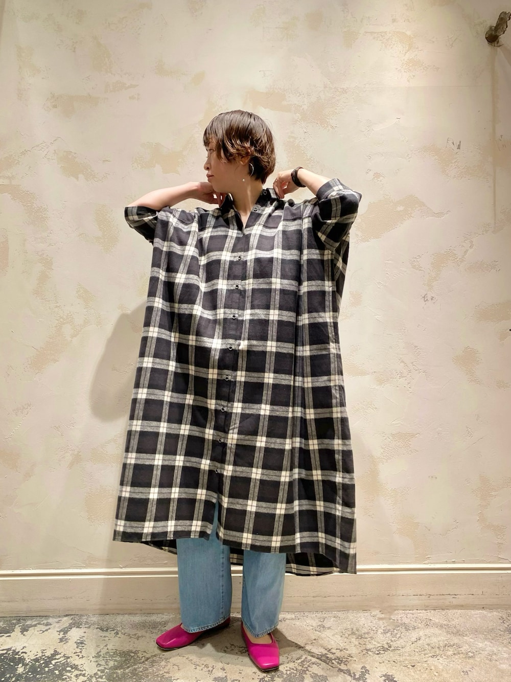 「秋のコーデ、大人カジュアル、チェックワンピース、ネルシャツ、ワイドシルエット、ストレートデニム、ピンク、ビアズリー、BEARDSLEY」｜「BEARDSLEYのチェックシャツワンピース（シャツワンピース、ブラック系）」を使った、konnoooatsukoooさん（レディース・162cm）の秋コーディネートの1枚目の写真