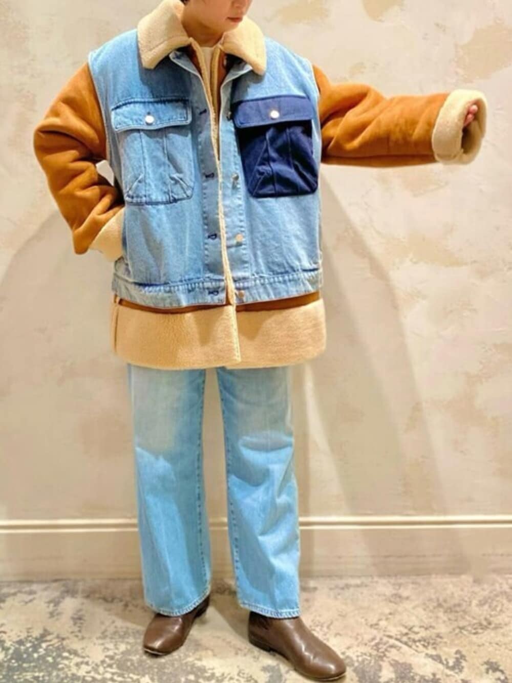 「ブルー、リラックス、ショートブーツ、スエット、ブラウン、靴、秋冬、クーデター、VVTIAN、truenyc、ビアズリー、BEARDSLEY」｜「BEARDSLEYの《VVTIAN》ボアジャケット（その他アウター、イエロー系）」を使った、konnoooatsukoooさん（レディース・162cm）の秋コーディネートの1枚目の写真
