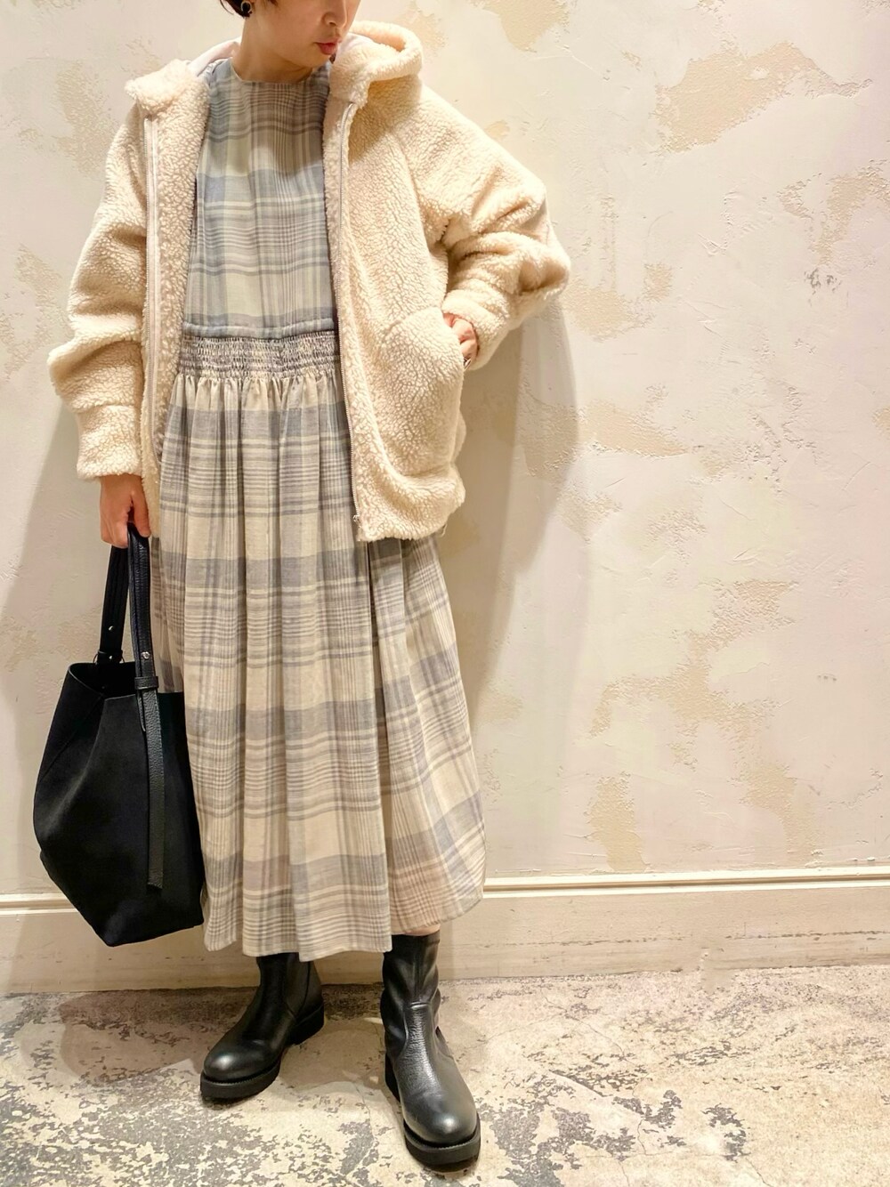 「だから秋服が好き、ゆったりコーデ、オトナカジュアル、チェックワンピース、ロングワンピース、ボアジャケット、ショートブーツ、スエードバッグ、ビアズリー、BEARDSLEY」｜「BEARDSLEYのチェックシャーリングワンピース（ワンピース、グレー系）」を使った、konnoooatsukoooさん（レディース・162cm）の秋コーディネートの1枚目の写真