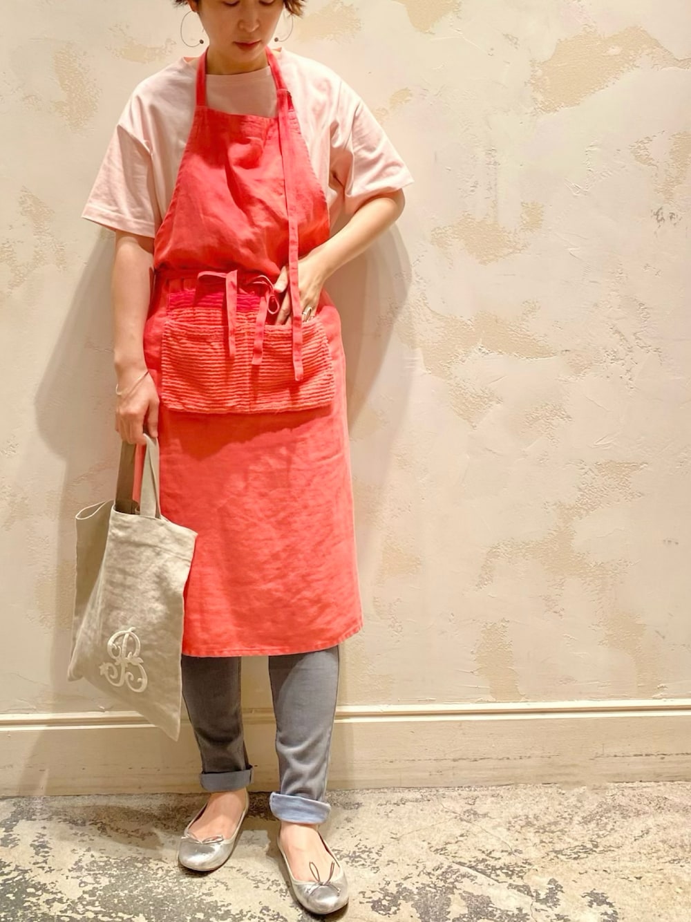 「オトナカジュアル、エプロン、エプロンワンピース、デニムパンツ、Tシャツ、リネン、ビアズリー、BEARDSLEY」｜「BEARDSLEYのイニシャル刺繍リネンバッグ（トートバッグ、ベージュ系）」を使った、konnoooatsukoooさん（レディース・162cm）の夏コーディネートの1枚目の写真