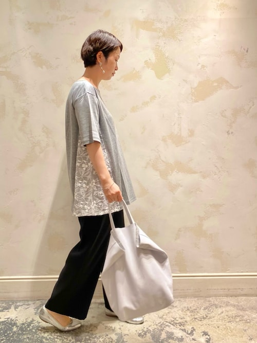 美品 BEARDSLEY ビアズリー サイド刺繍フレアカットソー 黒 ブラック BEARDSLEY（ビアズリー）の「サイド刺繍フレアカットソー（T