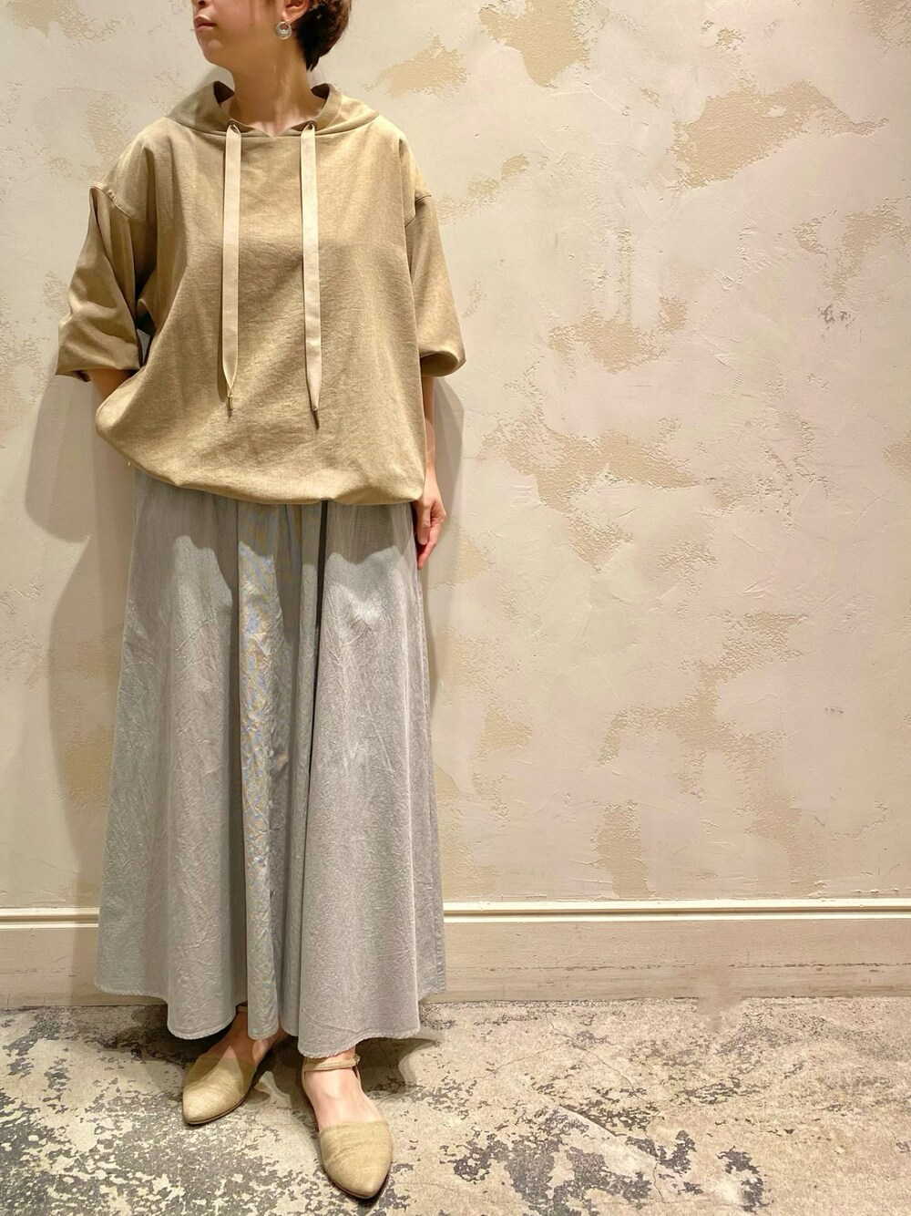 「初秋コーデ、シンプル、オトナカジュアル、ベージュコーデ、ストライプ、ロングスカート、ビアズリー、BEARDSLEY」｜「BEARDSLEYのパーカー風プルオーバー（その他アウター、ベージュ系）」を使った、konnoooatsukoooさん（レディース・162cm）の夏コーディネートの1枚目の写真
