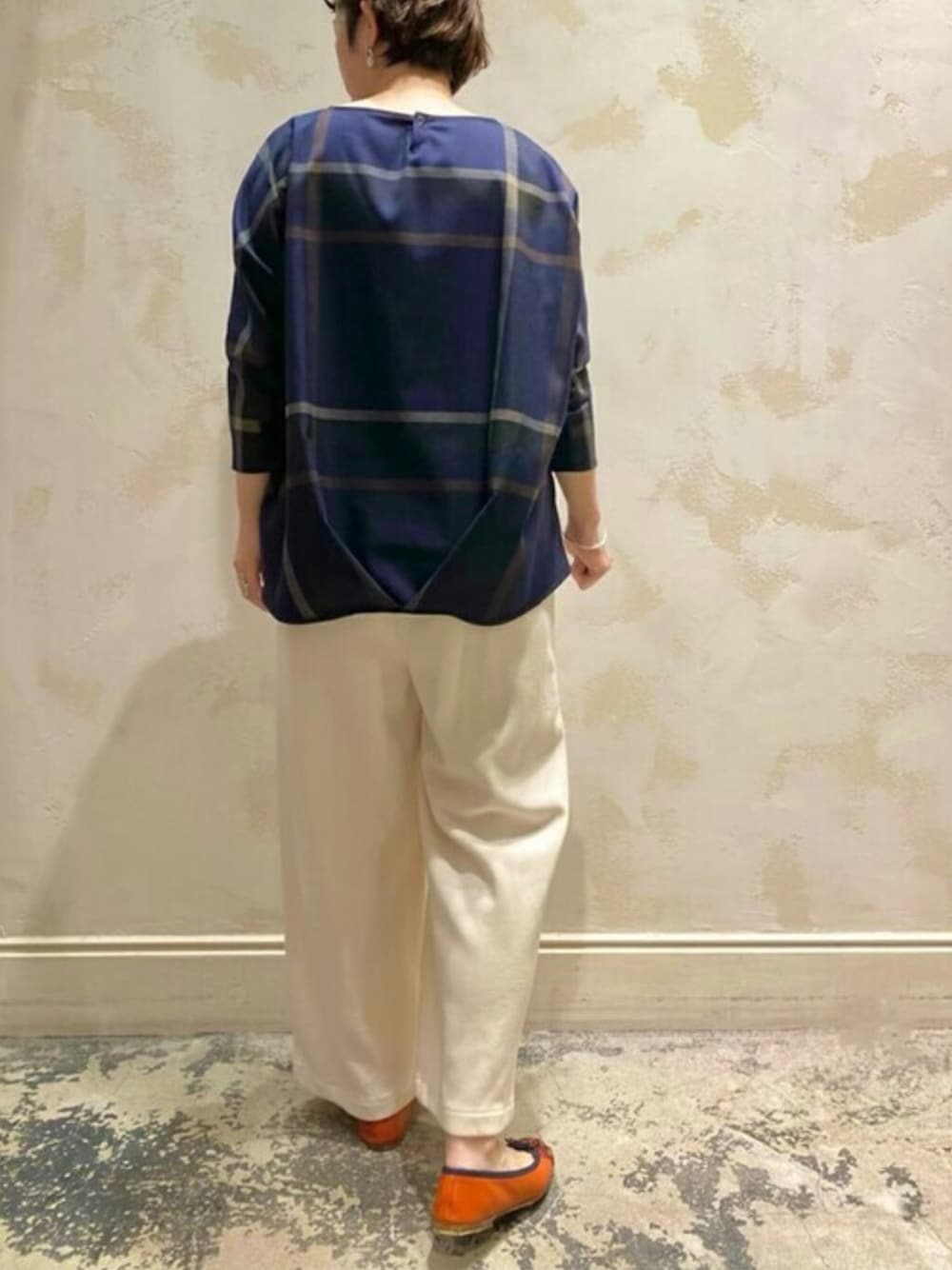 「チェック、ネイビー、フラットシューズ、オレンジ、ブークレー、アイボリー、秋冬、ダンボール素材、シャツTシャツ、MEHER KAKALIA、ビアズリー、BEARDSLEY、秋トレンド2021」｜「BEARDSLEYのバックチェックシャツTシャツ（Tシャツ/カットソー、ブルー系）」を使った、konnoooatsukoooさん（レディース・162cm）の秋コーディネートの1枚目の写真