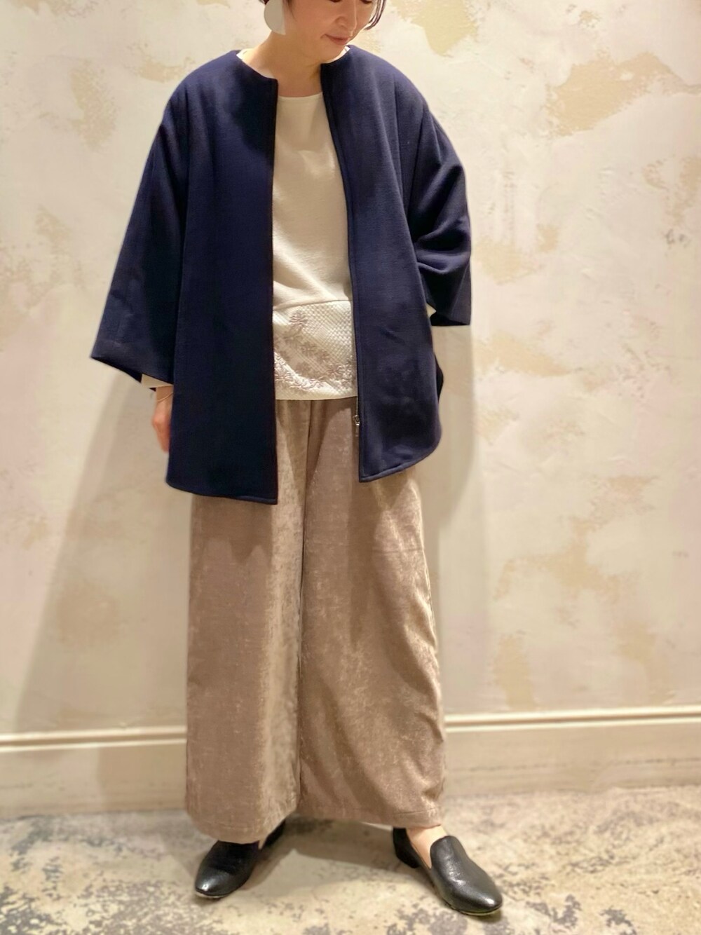「シンプル、秋のコーデ、秋服、オトナカジュアル、ゆるコーデ、ワイドパンツ、ベロアパンツ、レザーシューズ、ポンチョコート、刺繍、ビアズリー、BEARDSLEY」｜「BEARDSLEYの裾花刺繍ニット（ニット/セーター、ホワイト系）」を使った、konnoooatsukoooさん（レディース・162cm）の秋コーディネートの1枚目の写真