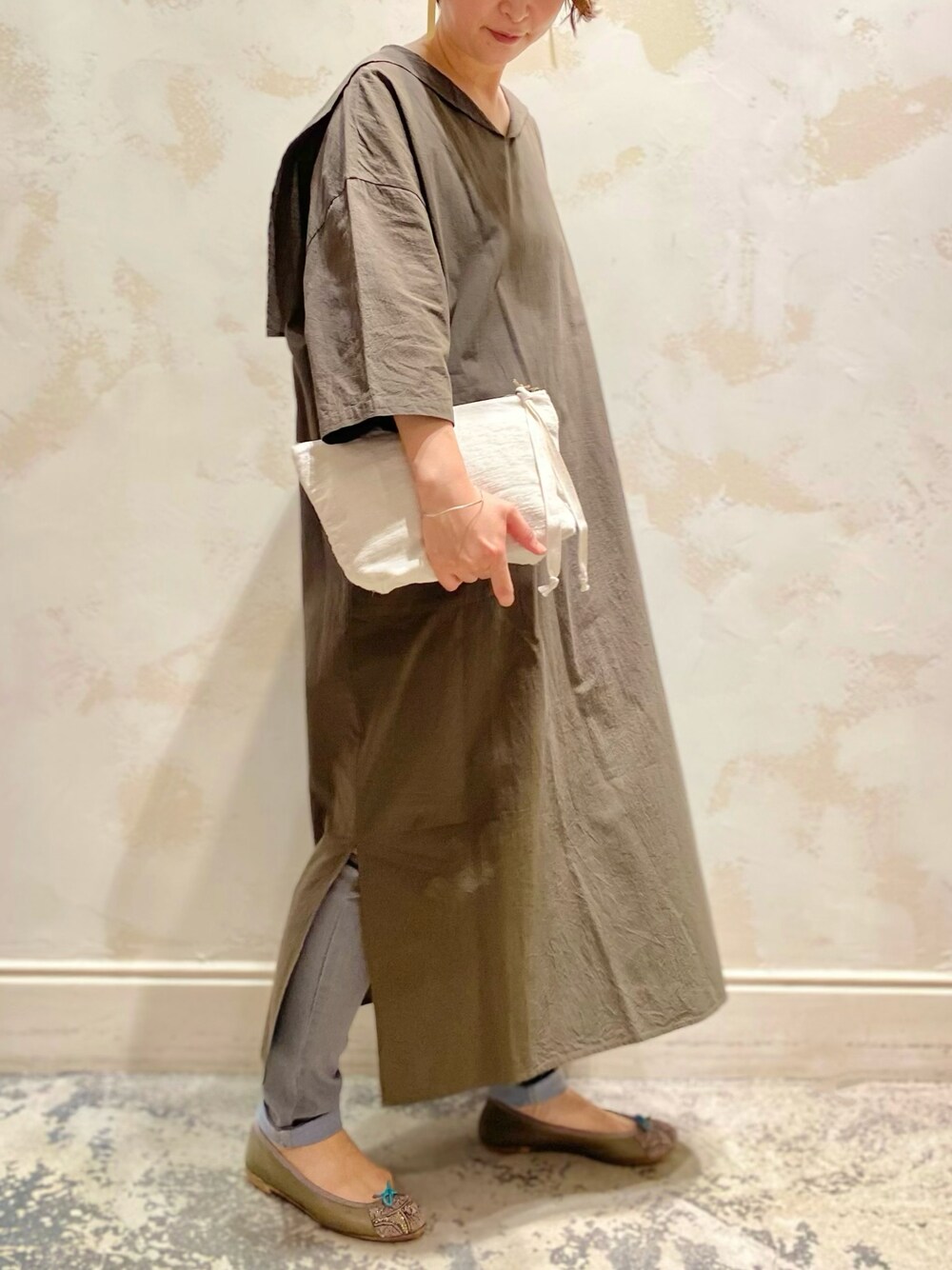 「カジュアルコーデ、秋服、セーラーカラー、ロングワンピース、デニムパンツ、フラットシューズ、カーキ、ビアズリー、BEARDSLEY」｜「BEARDSLEYのセーラーワンピース（ワンピース、グリーン系）」を使った、konnoooatsukoooさん（レディース・162cm）の秋コーディネートの1枚目の写真