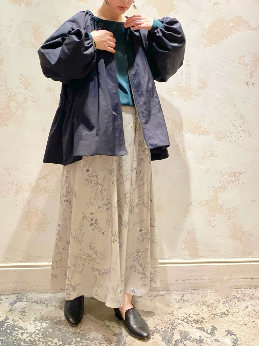 「オトナカジュアル、ゆるコーデ、秋コーデ、ブルゾン、ダークグリーン、花柄、ローファー、サルエルパンツ、ビアズリー、BEARDSLEY」｜「BEARDSLEYの花プリントサルエルパンツ（その他パンツ、ベージュ系）」を使った、konnoooatsukoooさん（レディース・162cm）の秋コーディネートの1枚目の写真