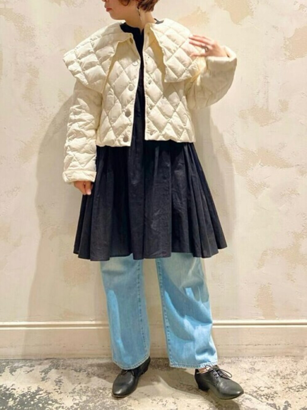 「ジーンズ、ブルー、デニムパンツ、靴、ギャザー、ゆったり、秋冬、BEARDSLEY、VVTIAN、Kudeta、ビアズリー」｜「BEARDSLEYの《VVTIAN》ライトダウンジャケット（ダウンジャケット/コート、ホワイト系）」を使った、konnoooatsukoooさん（レディース・162cm）の秋コーディネートの1枚目の写真