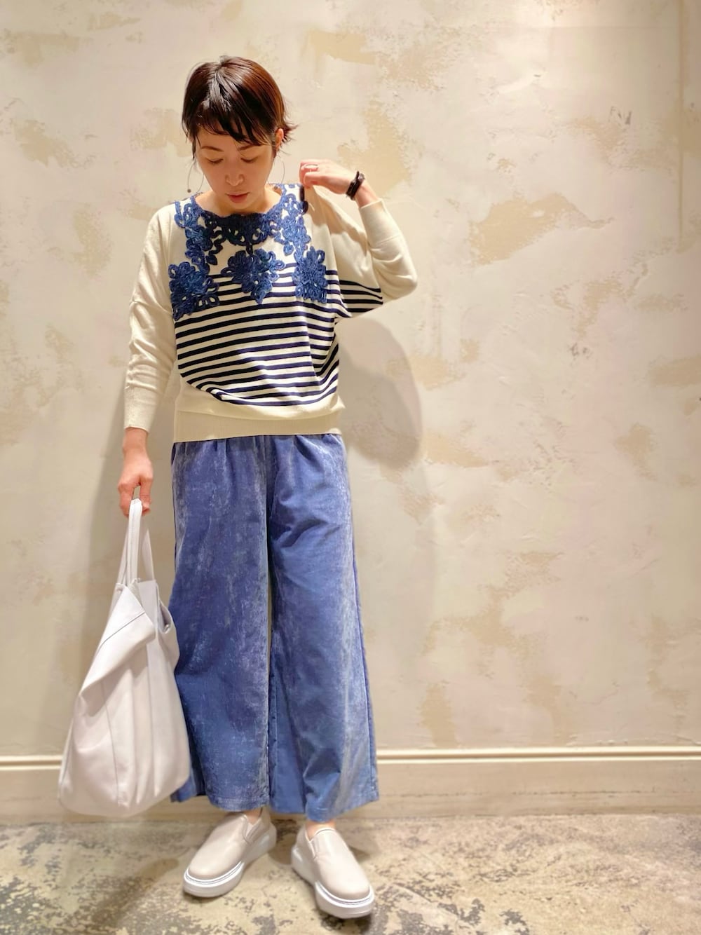 「オトナカジュアル、パンツスタイル、秋コーデ、カラーパンツ、スニーカーコーデ、スリッポン、ボーダー、刺繍、レザーバッグ、ビアズリー、BEARDSLEY」｜「BEARDSLEYの襟ぐり刺繍ニット（ニット/セーター、ブラック系）」を使った、konnoooatsukoooさん（レディース・162cm）の夏コーディネートの1枚目の写真
