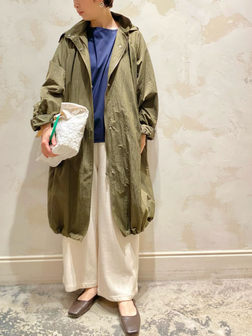 「休日コーデ、シンプルコーデ、カーキアウター、ロングコート、フードコート、チェックシャツ、ホワイトパンツ、ブークレパンツ、刺繍、ビアズリー、BEARDSLEY」｜「BEARDSLEYのシャカシャカビッグコート（その他アウター、グリーン系）」を使った、konnoooatsukoooさん（レディース・162cm）の秋コーディネートの1枚目の写真