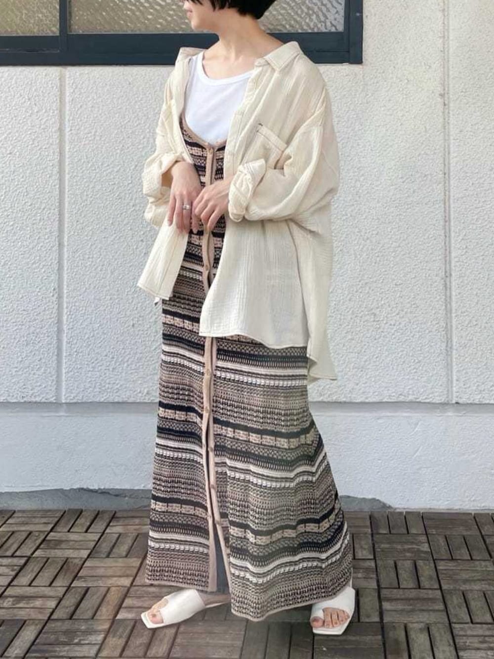 ホワイト系のシャツ/ブラウス、ホワイト系のワンピースを着用したレディースの夏コーディネートの1枚目の写真