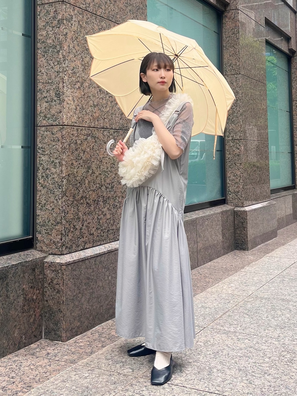 「モノトーン、雨の日コーデ、きれいめカジュアル、シアートップス、ショルダーバッグ、ボディバッグ、フリル、レイヤードスタイル、夏コーデ、ワンピース、ジャンパースカート、ディズニーコーデ、チュール、相互フォロー、ミリオンカラッツ(Million Carats)」｜「MILLION CARATSの【STYLE4】ラメシアーメロウ5分袖トップス（Tシャツ/カットソー、グレー系）」を使った、まりえってぃ【個性派マニッシュ】さん（骨格ウェーブ・レディース・156cm）の春コーディネートの1枚目の写真