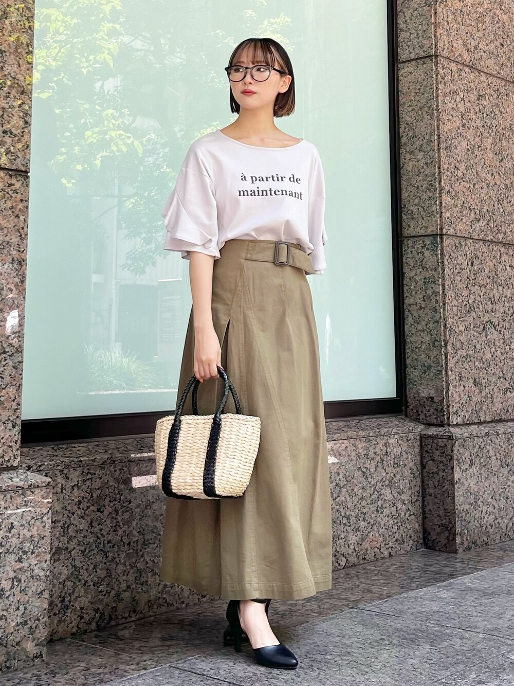 「みんなの白Tフェス、夏だ！Tシャツ着よう！、Tシャツ、ロゴT、きれいめカジュアル、オトナカジュアル、メガネ女子、お出かけコーデ、休日スタイル、かごバッグ、夏セールで買いました、シンプルコーデ、夏コーデ、相互フォロー、ミリオンカラッツ(Million Carats)」｜「MILLION CARATSの【STYLE4】袖フレアープリントT（Tシャツ/カットソー、グレー系）」を使った、まりえってぃ【個性派マニッシュ】さん（骨格ウェーブ・レディース・156cm）の夏コーディネートの1枚目の写真