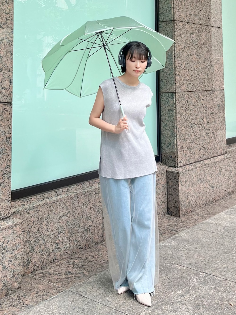 「ノースリーブ、デニム、チュール、レイヤードスタイル、ラメ、カーブパンツ、きれいめカジュアル、休日スタイル、夏コーデ、傘、お出かけコーデ、楽チンコーデ、パンツコーデ、相互フォロー、ミリオンカラッツ(Million Carats)」｜「becauseの【GIFT】-because- パウダリーパイピングフラワーアンブレラ（長傘、グリーン系）」を使った、まりえってぃ【個性派マニッシュ】さん（骨格ウェーブ・レディース・156cm）の夏コーディネートの1枚目の写真