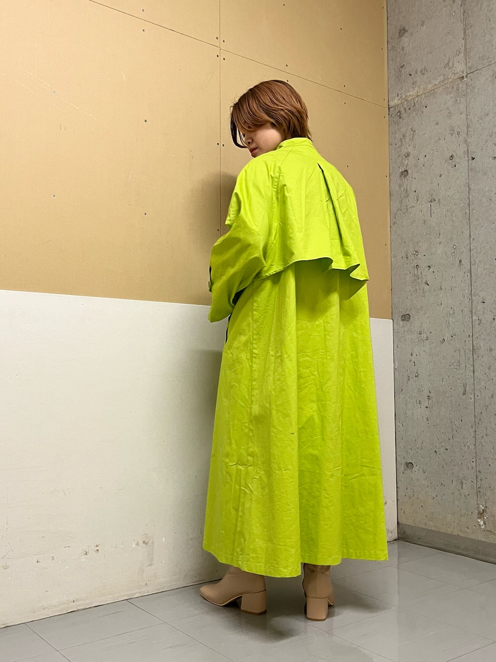 トレンチコートを使った「ライムグリーン」のレディース人気