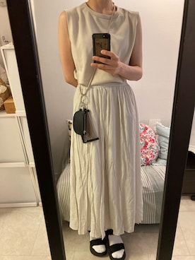 monaさんの「クルーネックノースリーブトップス」を使ったコーディネート