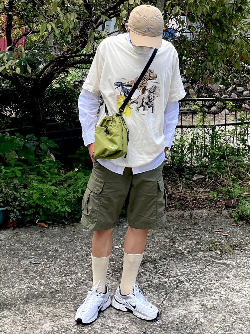 「ootd、街頭穿搭、休閒、日系極簡、恐龍、聯名款、早秋コーデ、大地色」｜「UNIQLOのアイテム（カーゴパンツ、グリーン系）」を使った、po.iruiiiiさん（メンズ・174cm）の夏コーディネートの1枚目の写真