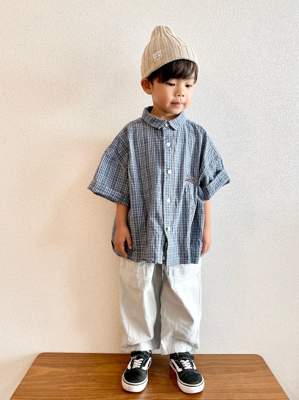 グレー系のシャツ/ブラウス、グレー系のその他パンツ、ブラック系のスニーカーを着用したキッズの秋コーディネートの1枚目の写真