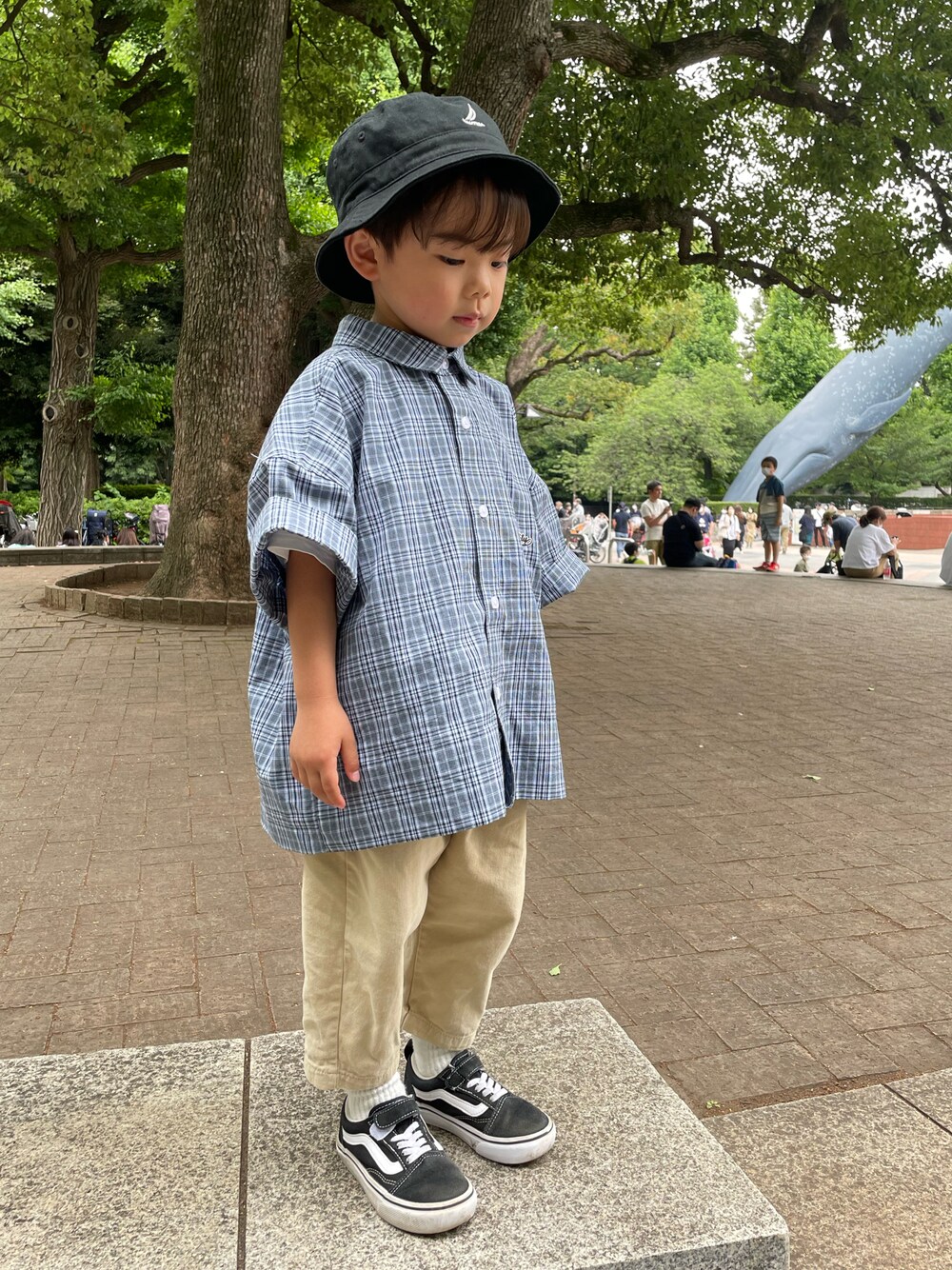 グレー系のシャツ/ブラウス、ベージュ系のチノパンツ、ブラック系のスニーカーを着用したキッズの夏コーディネートの1枚目の写真