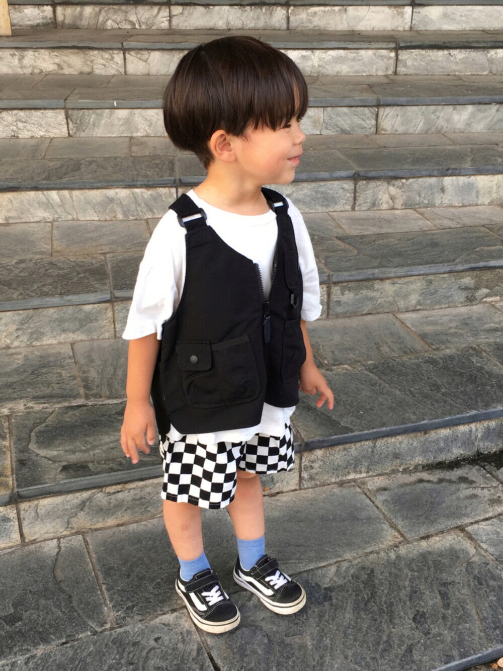 ブラック系のベスト、ホワイト系のTシャツ/カットソー、その他のその他パンツを着用したキッズの秋コーディネートの1枚目の写真