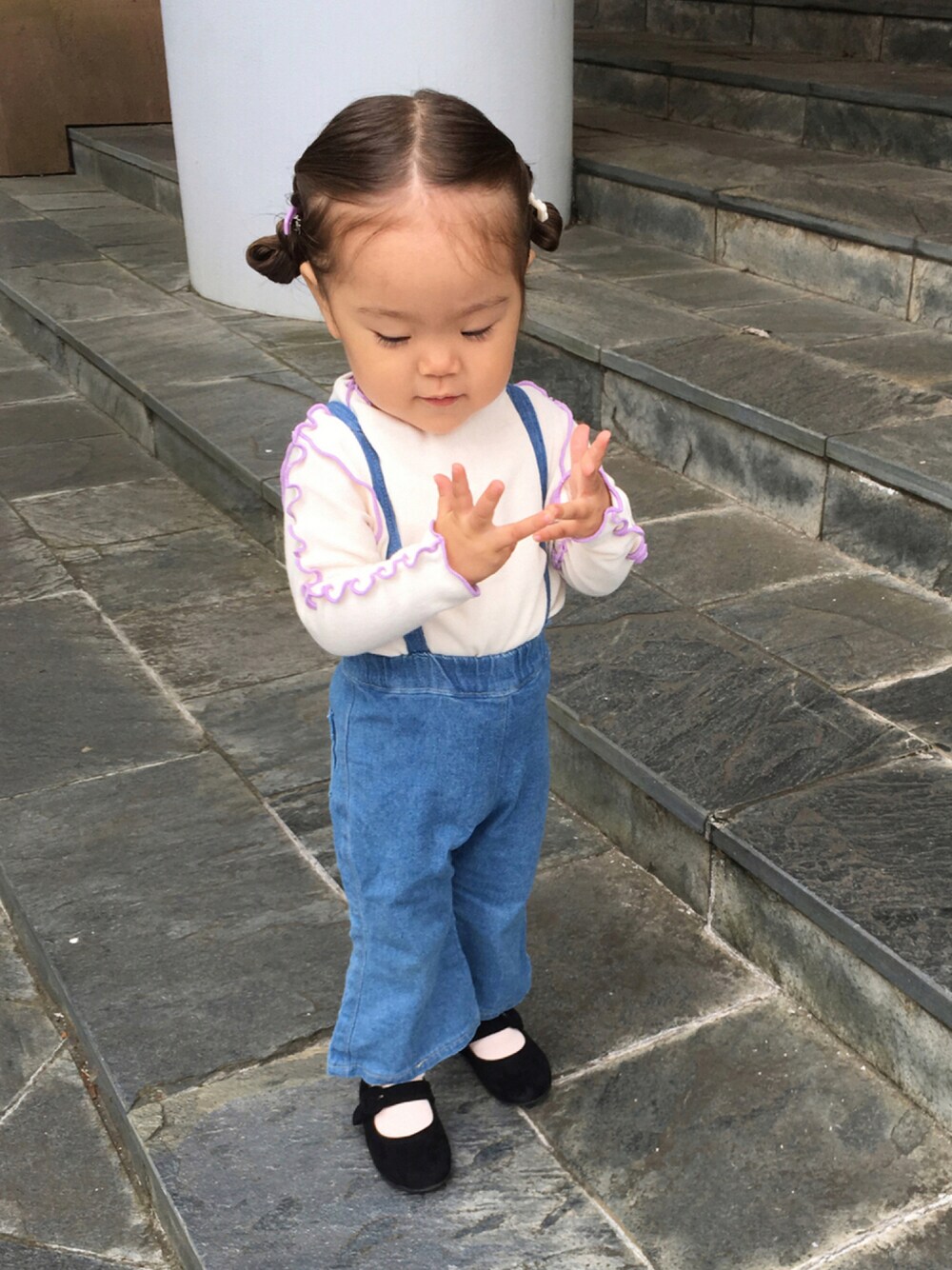 「デニム、ヘアアレンジ、デニムパンツ、バレエシューズ、キッズコーデ、フレアパンツ、1歳、ワンストラップシューズ、テレコ、秋コーデ、キッズファッション、おしゃれさんと繋がりたい、メロウ」｜「importのアイテム（バレッタ/ヘアクリップ、ホワイト系）」を使った、892kiさん（キッズ・80cm）の秋コーディネートの1枚目の写真