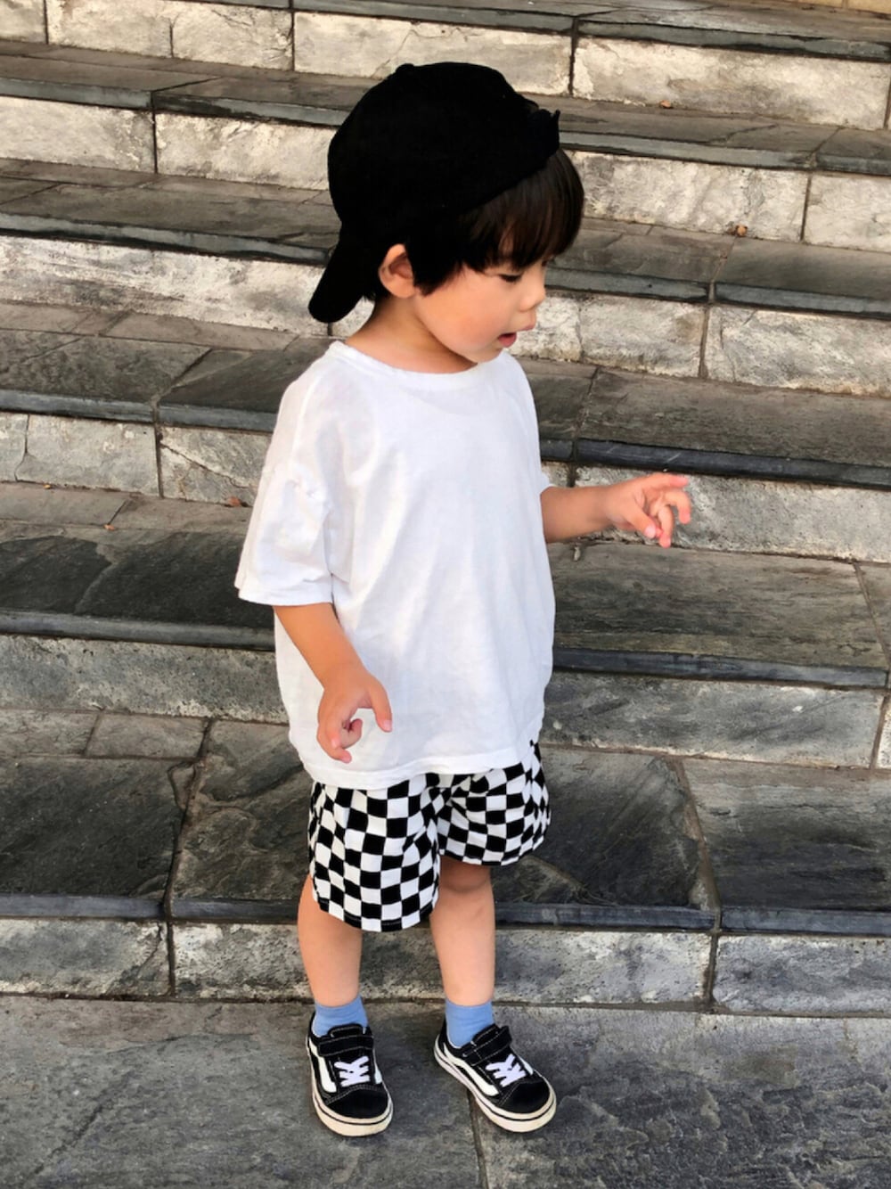 ホワイト系のTシャツ/カットソー、その他のその他パンツ、ブラック系のスニーカーを着用したキッズの秋コーディネートの1枚目の写真