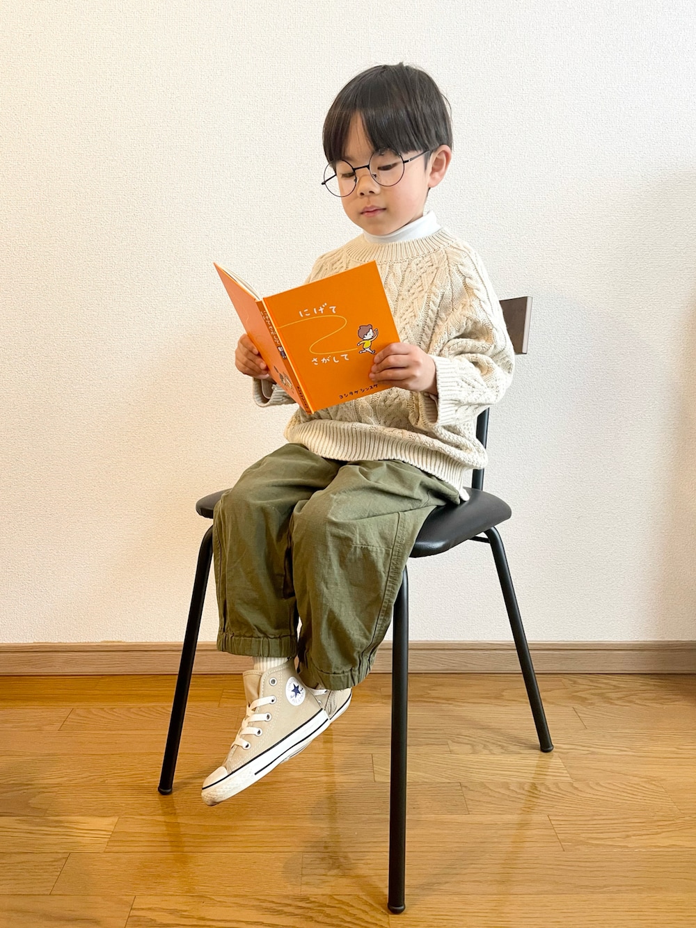 「カーゴパンツ、ほめられ本命コーデ、おしゃれさんと繋がりたい、キッズコーデ、5歳、韓国子供服、めがね、ニット、ケーブルニット、スニーカー、シンプルコーデ、カジュアルコーデ」｜「CIAOPANIC TYPYの【KIDS】ミリタリータックワイドスノーパンツ（カーゴパンツ、グリーン系）」を使った、892kiさん（キッズ・90cm）の冬コーディネートの1枚目の写真