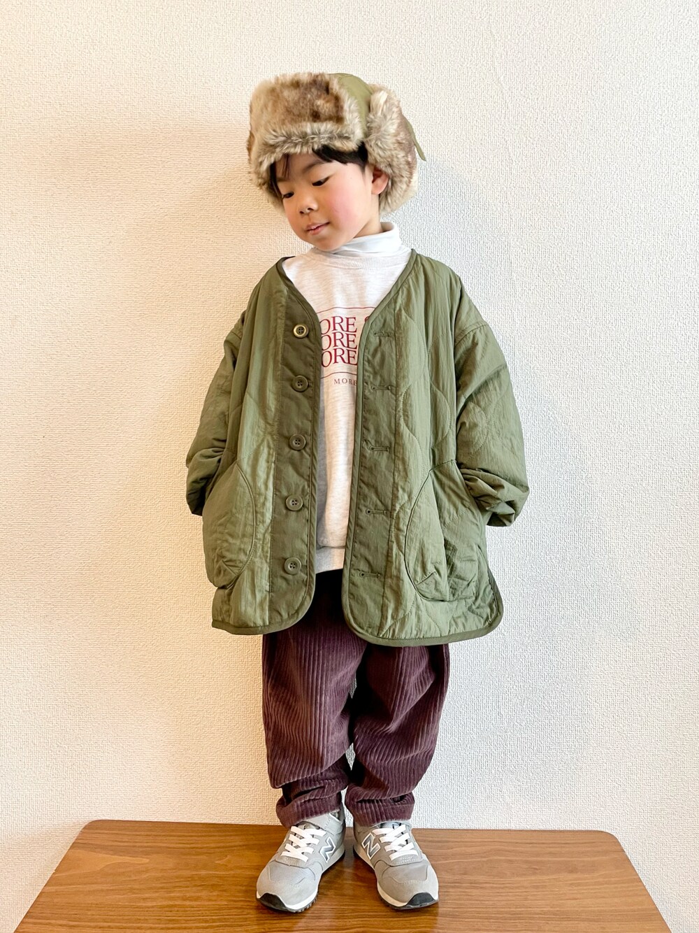 「スニーカー、コーデュロイ、おしゃれさんと繋がりたい、キッズコーデ、5歳、冬コーデ、フライトキャップ、ワイドパンツ、キルティングジャケット、ロゴスウェット、レイヤードスタイル、タートルネック、カジュアルコーデ」｜「CIAOPANIC TYPYのフライトハット（ハット、グリーン系）」を使った、892kiさん（キッズ・90cm）の冬コーディネートの1枚目の写真
