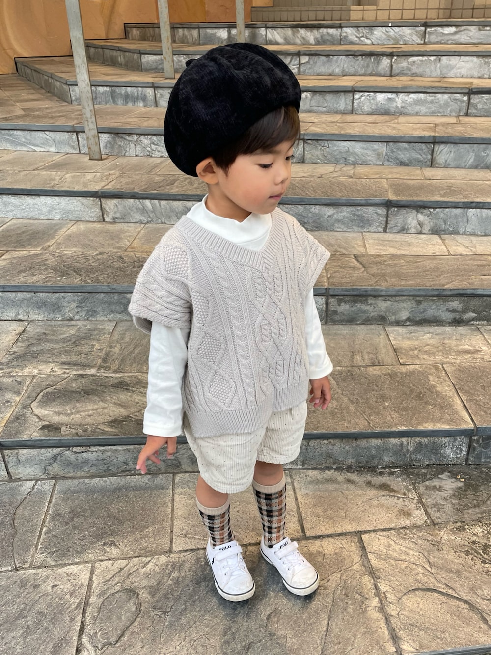 グレー系のニット/セーター、ベージュ系のTシャツ/カットソー、ホワイト系のその他パンツを着用したキッズの秋コーディネートの1枚目の写真